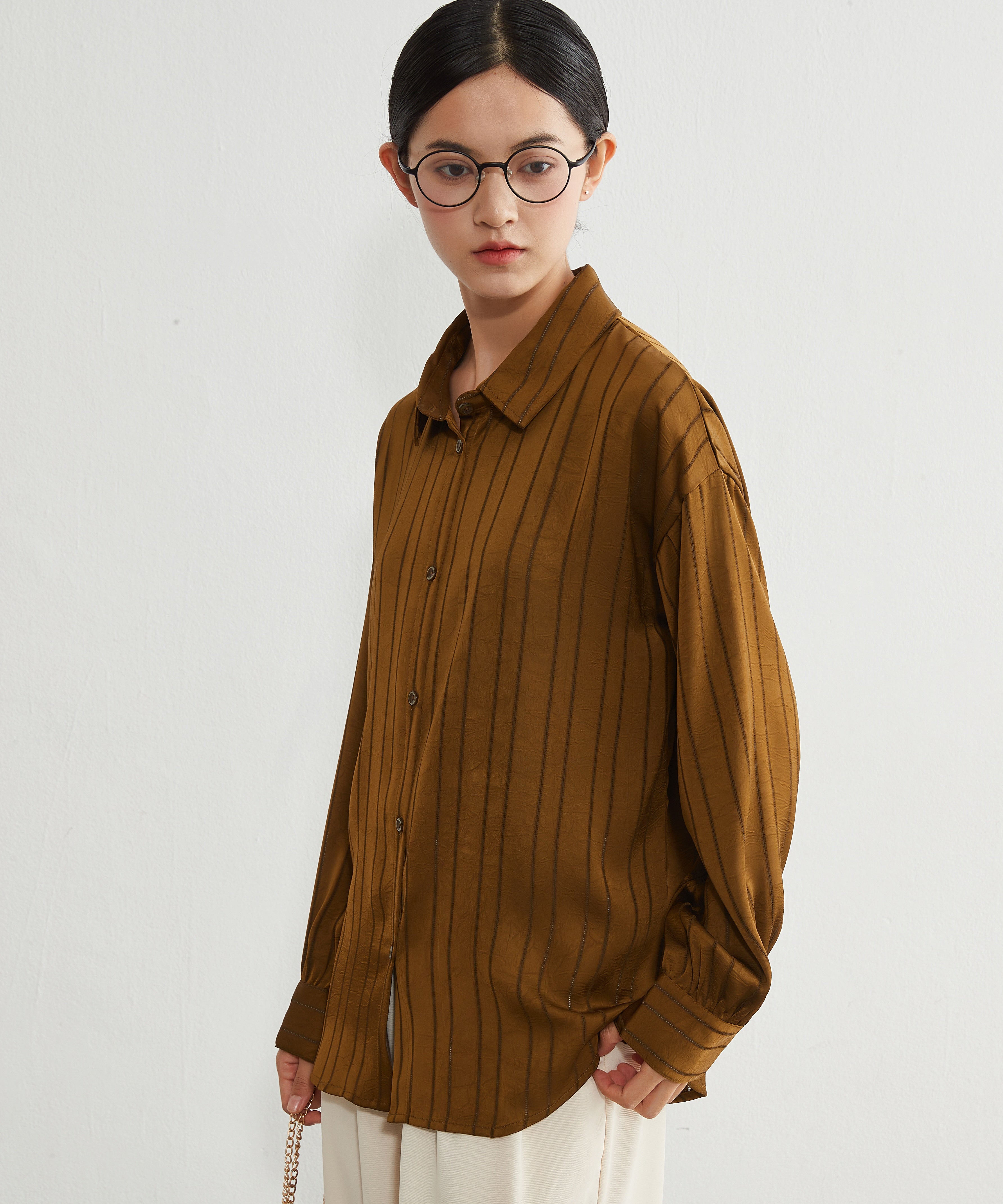 オンワンズオン On One's Own アイレット風ジャカード織りきれいめ艶感ハンサム長袖シャツブラウス （KHAKI） KHAKI