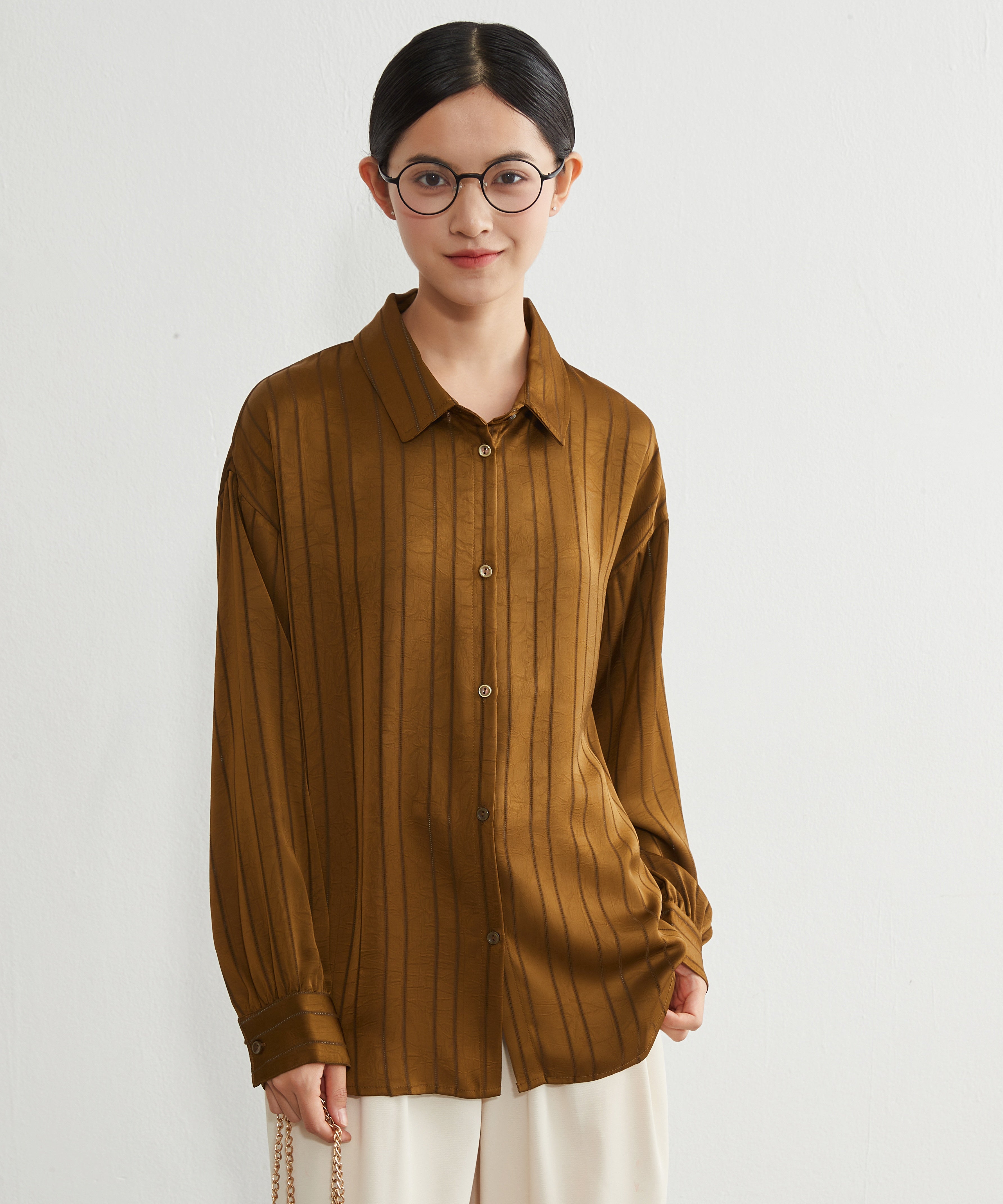 オンワンズオン On One's Own アイレット風ジャカード織りきれいめ艶感ハンサム長袖シャツブラウス （KHAKI） KHAKI