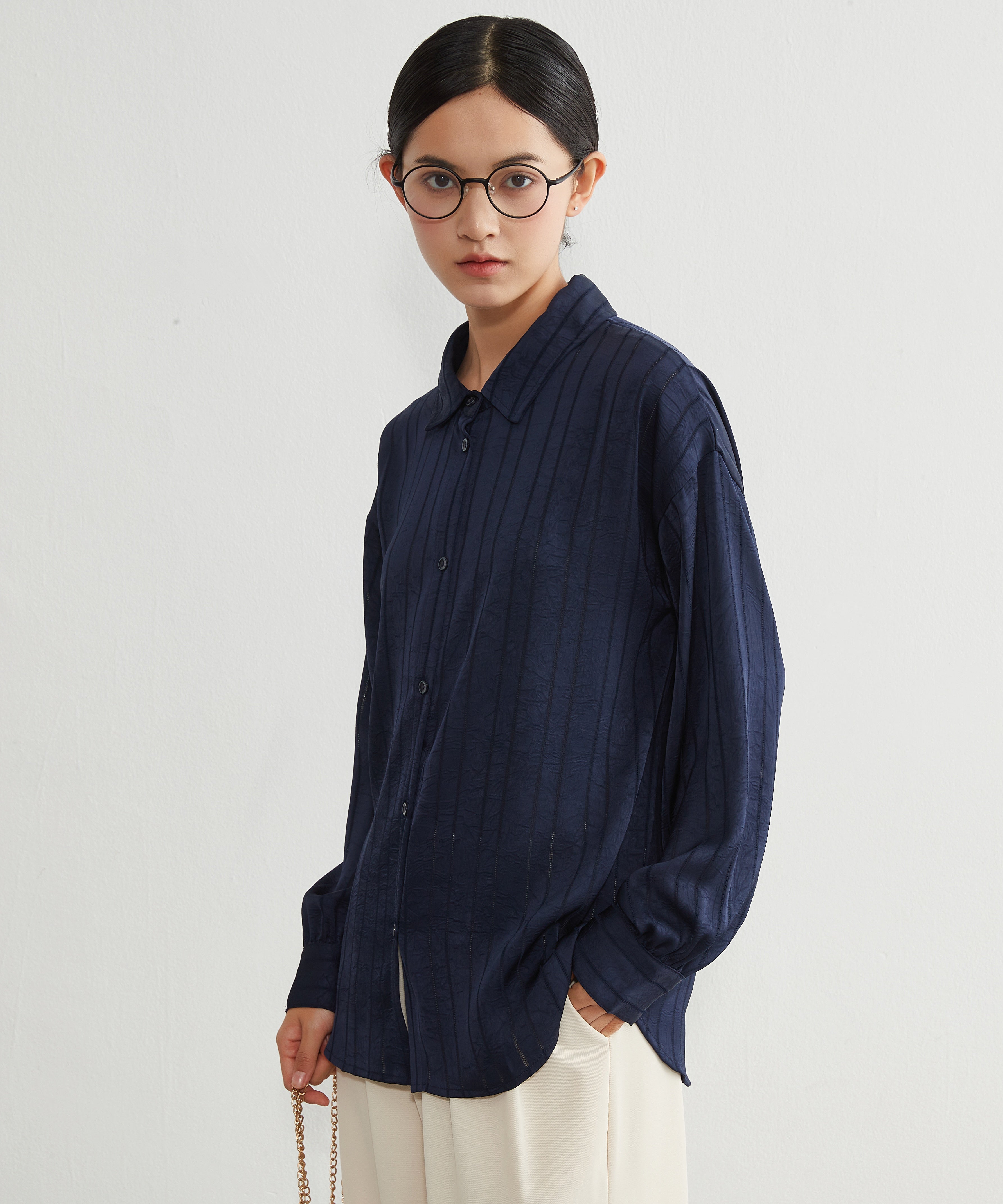 オンワンズオン On One's Own アイレット風ジャカード織りきれいめ艶感ハンサム長袖シャツブラウス （NAVY） NAVY