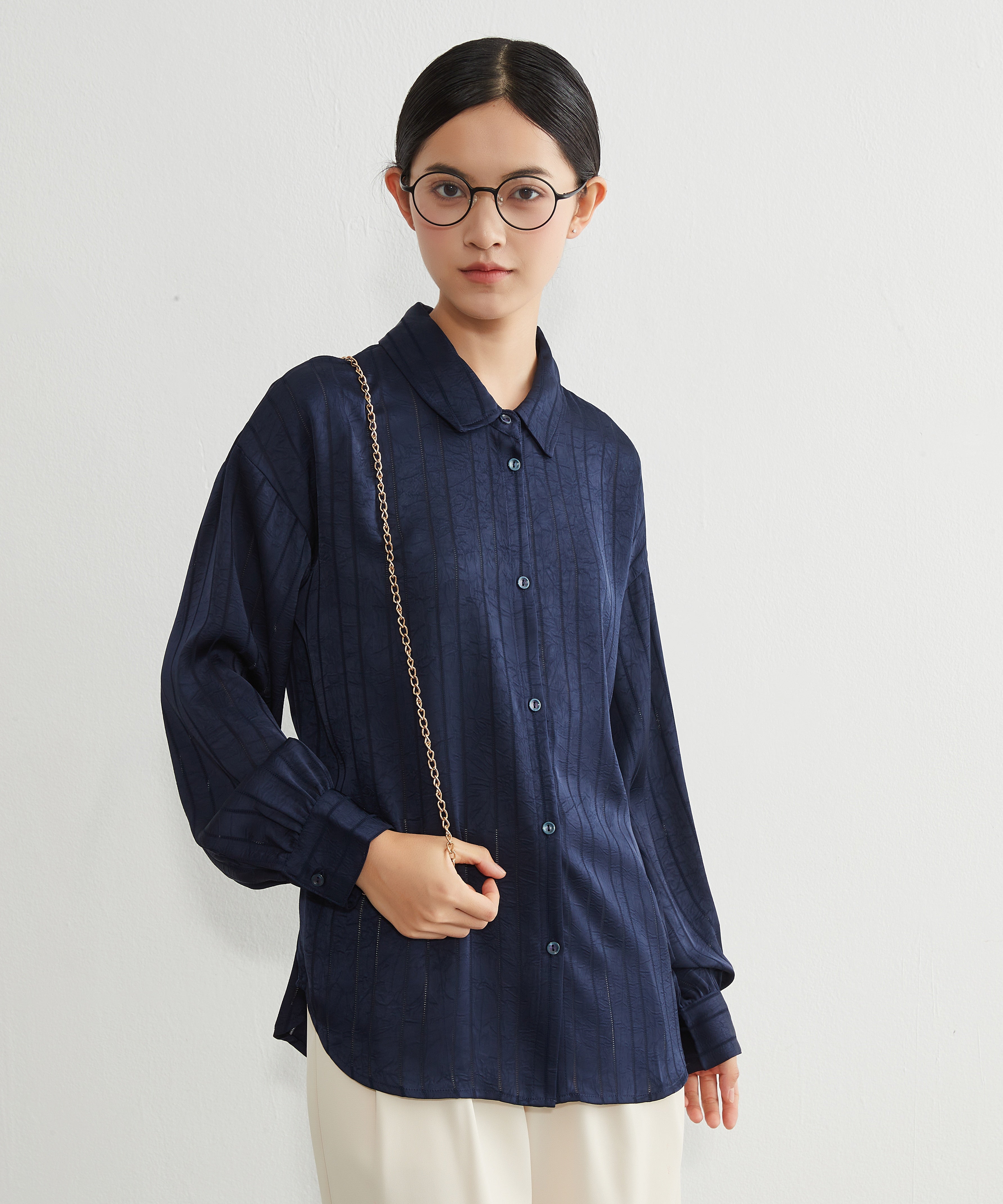 オンワンズオン On One's Own アイレット風ジャカード織りきれいめ艶感ハンサム長袖シャツブラウス （NAVY） NAVY