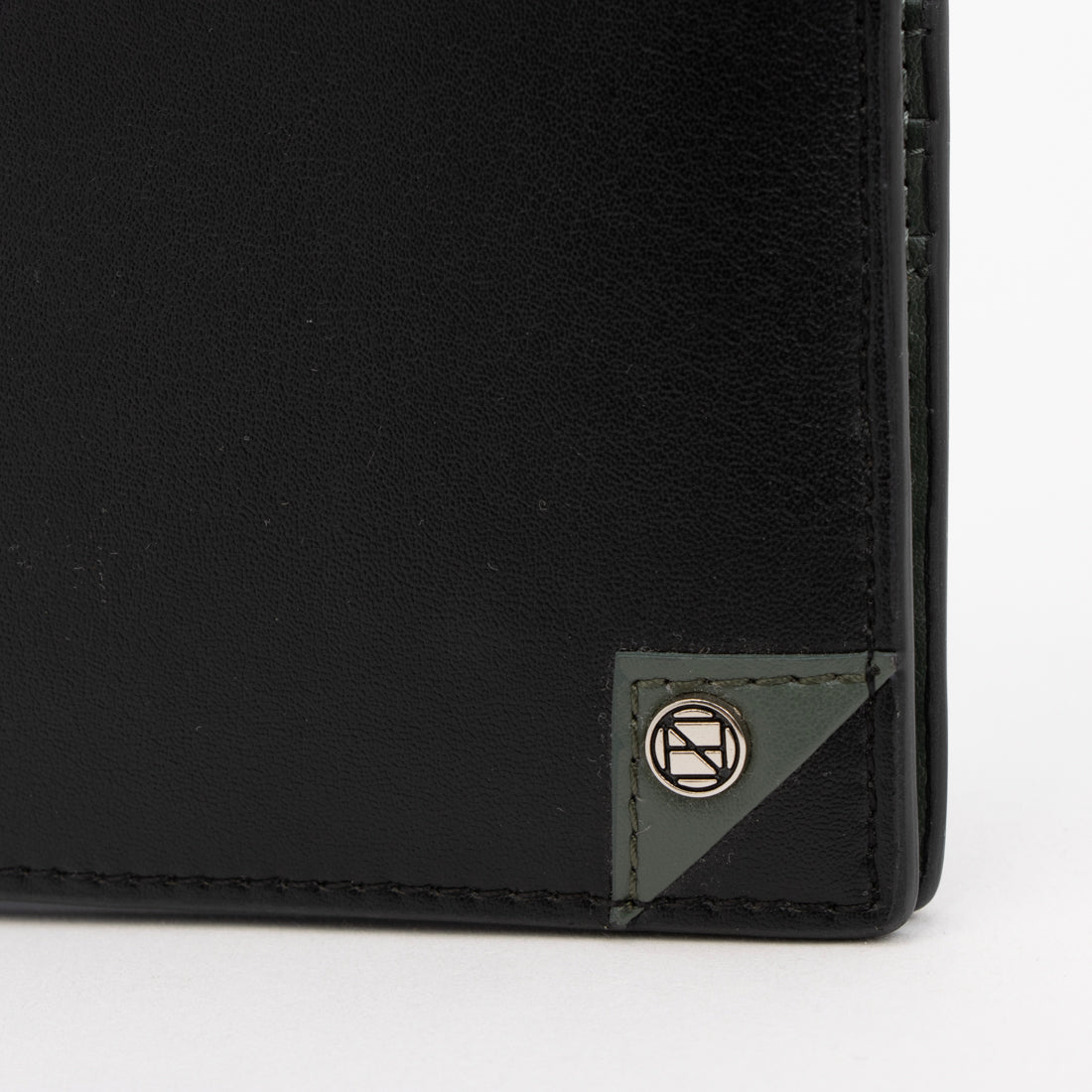 オー・エヌ・イー O.N.E TWO TONE BIFOLD WALLET （Black） Black