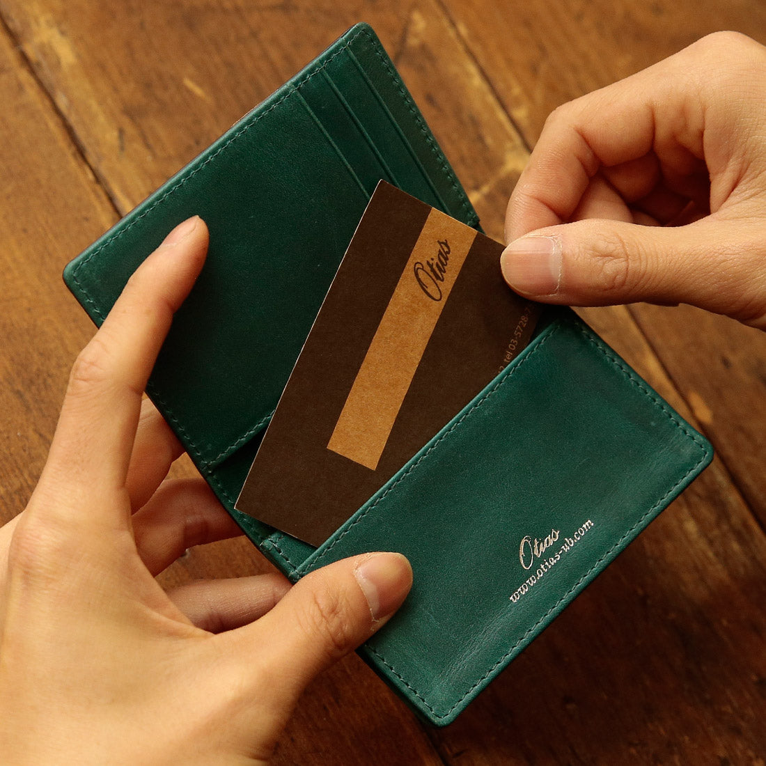 ＜Long-selling＞ Otias Cordovan-like cowhide bicolor card case