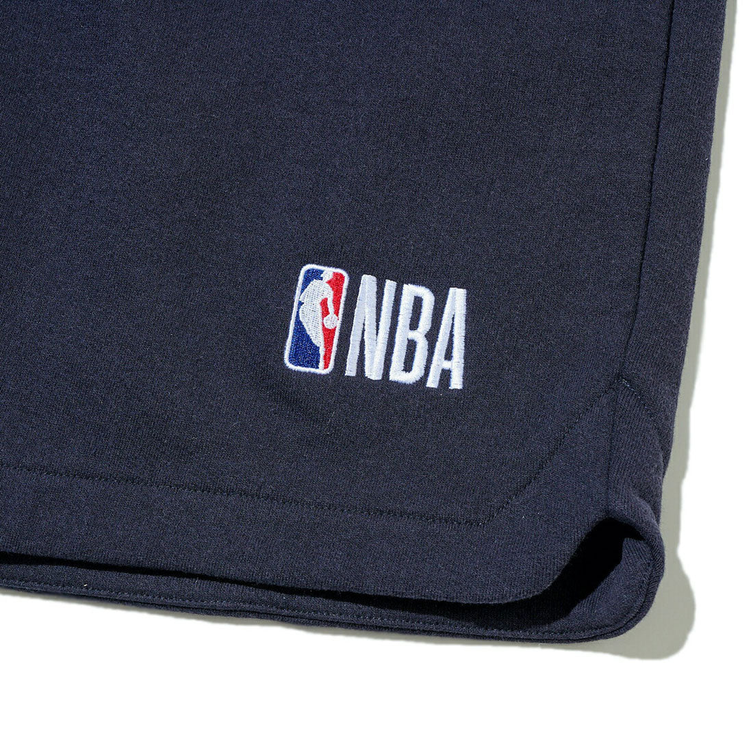 オフ ザ コート バイ エヌビーエー OFF THE COURT by NBA OFF THE COURT LOGO SHORT PANTS（オフ ザ コート ロゴ ショートパンツ） （NAVY） NAVY