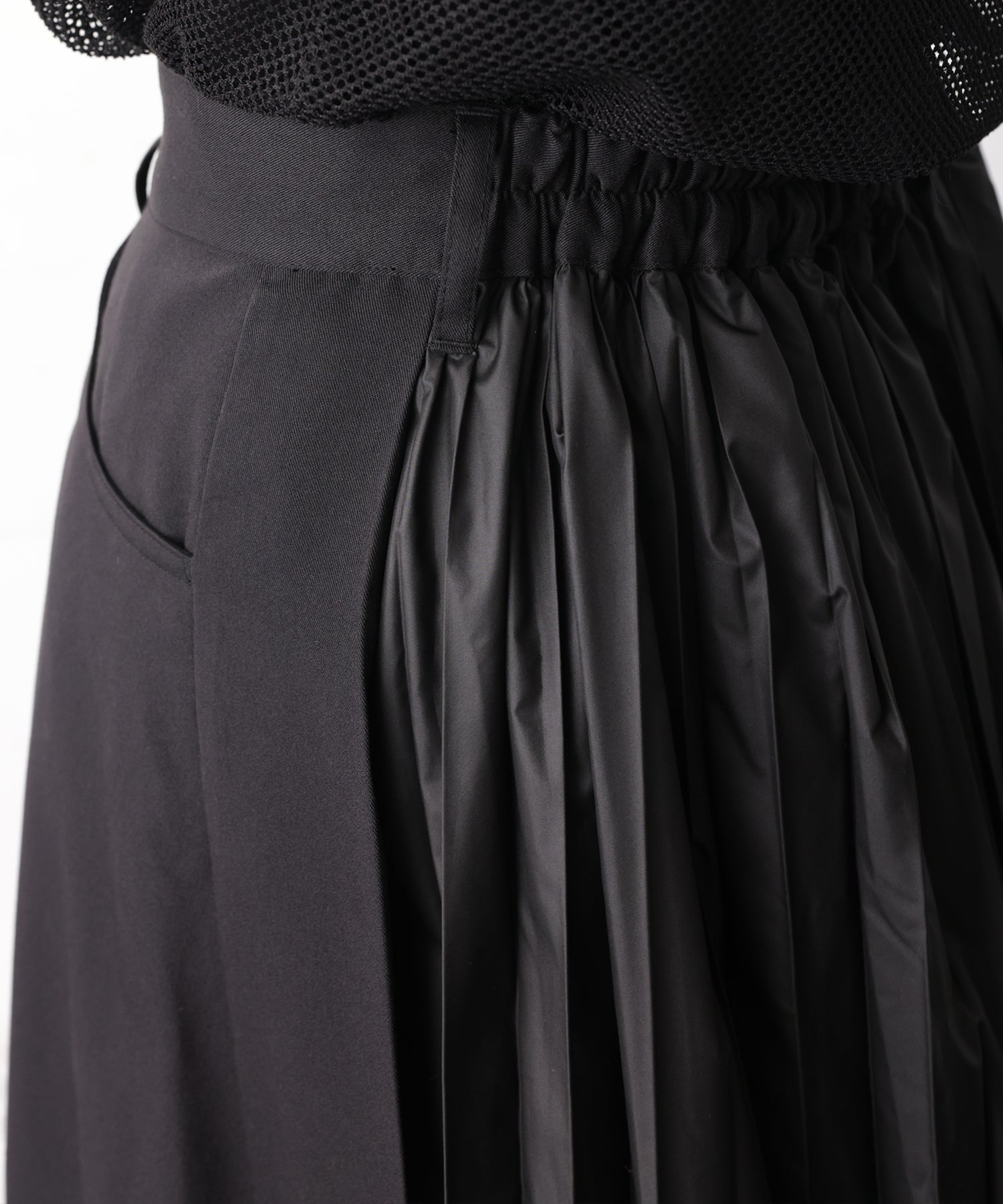 ワンズトゥルー ONE'S TRUE バックプリーツスカート （黒） 黒