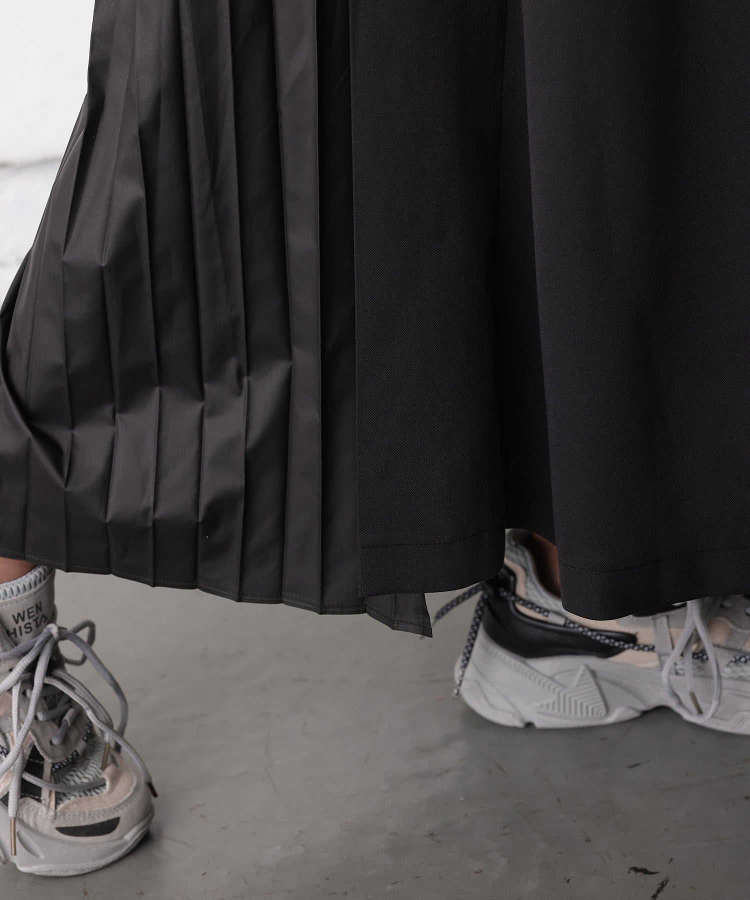 ワンズトゥルー ONE'S TRUE バックプリーツスカート （黒） 黒