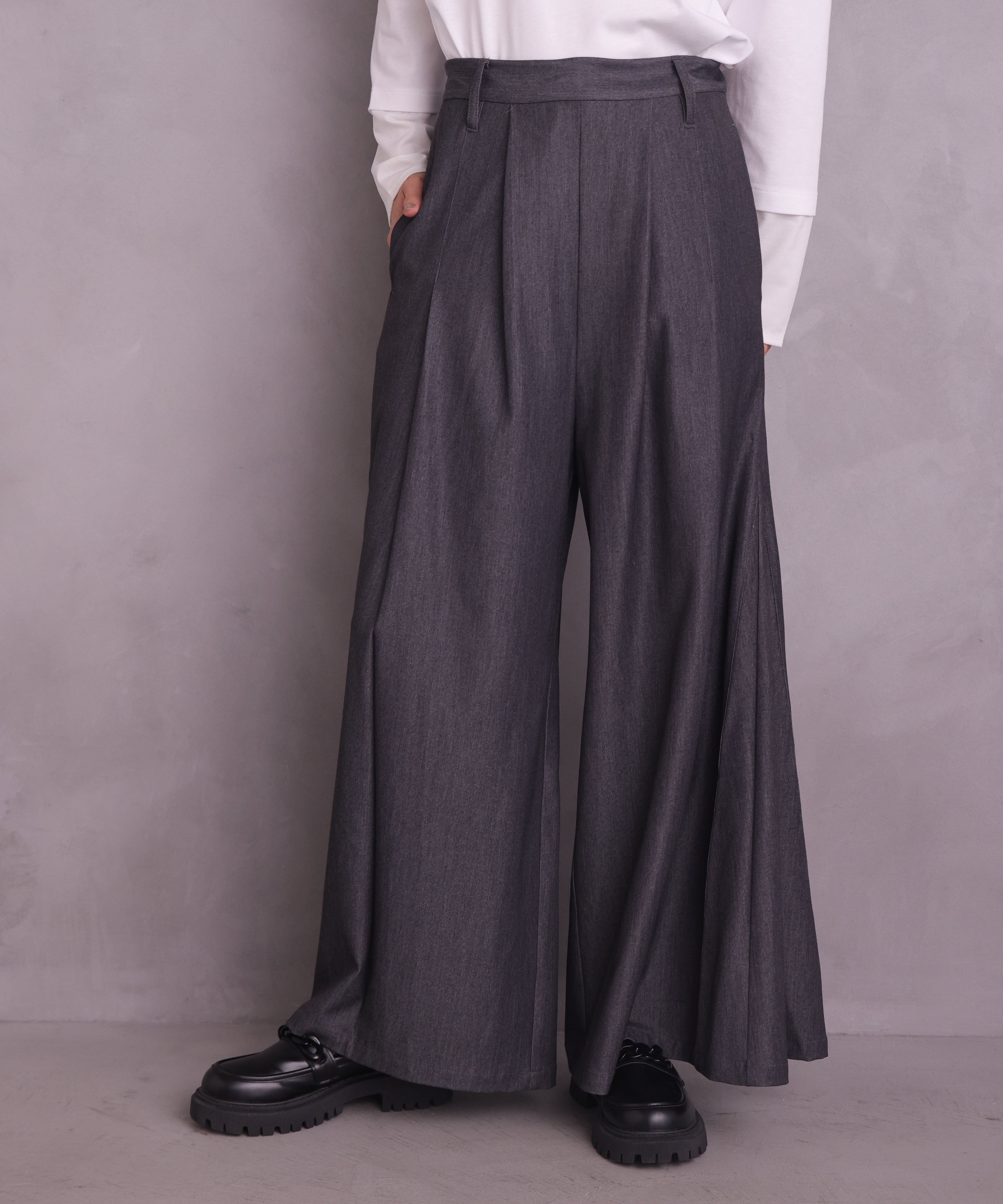 ワンズトゥルー ONE'S TRUEフロントタックデニムパンツ （チャコール） チャコール
