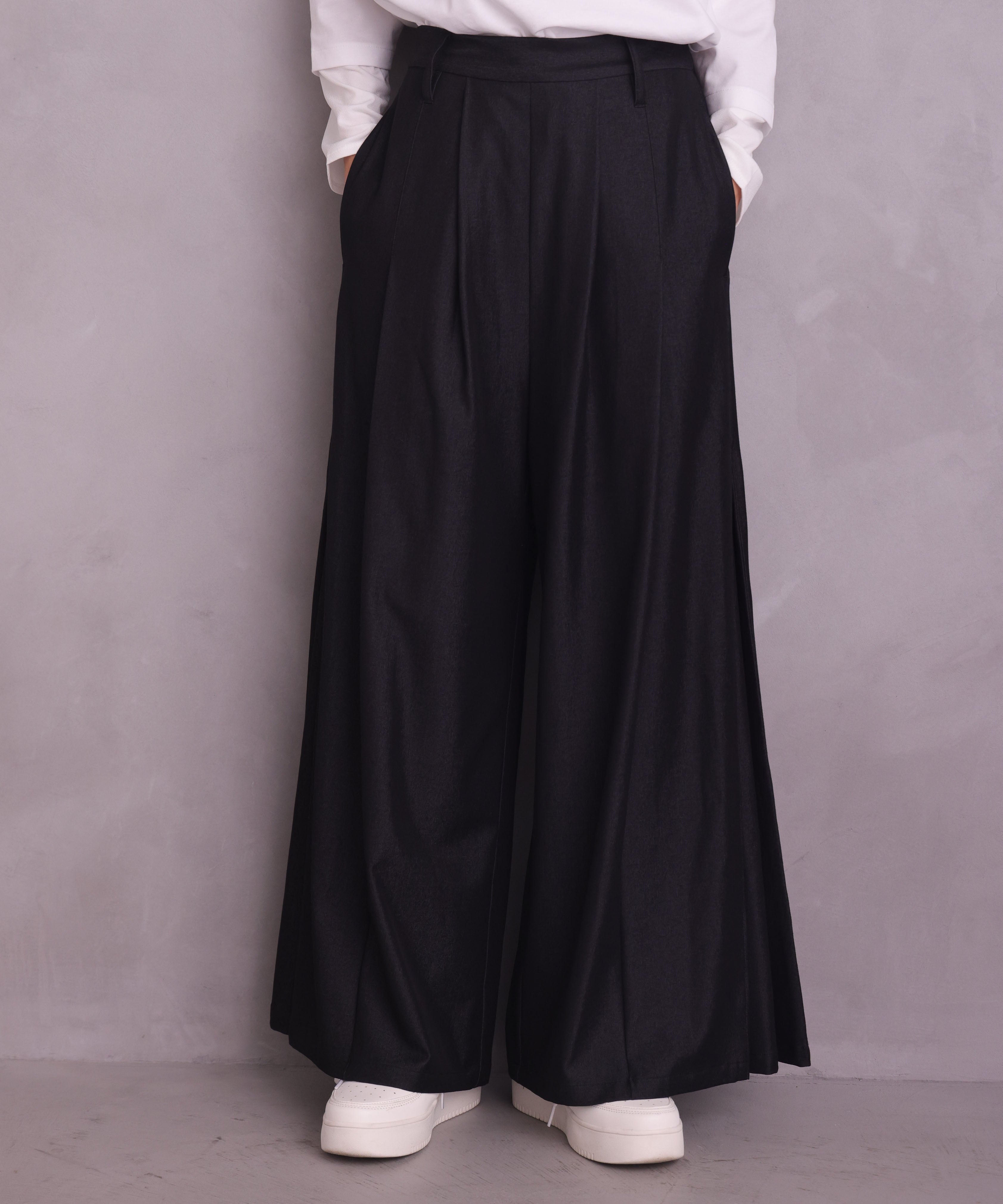 ワンズトゥルー ONE'S TRUEフロントタックデニムパンツ （チャコール） チャコール