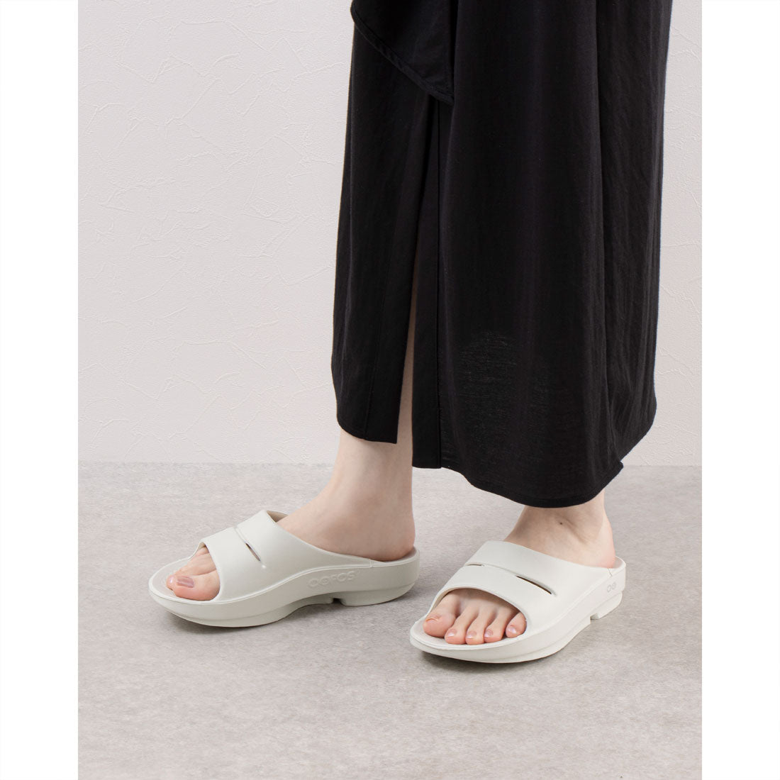 ウーフォス OOFOS OOahh  シャワーサンダル リカバリーサンダル