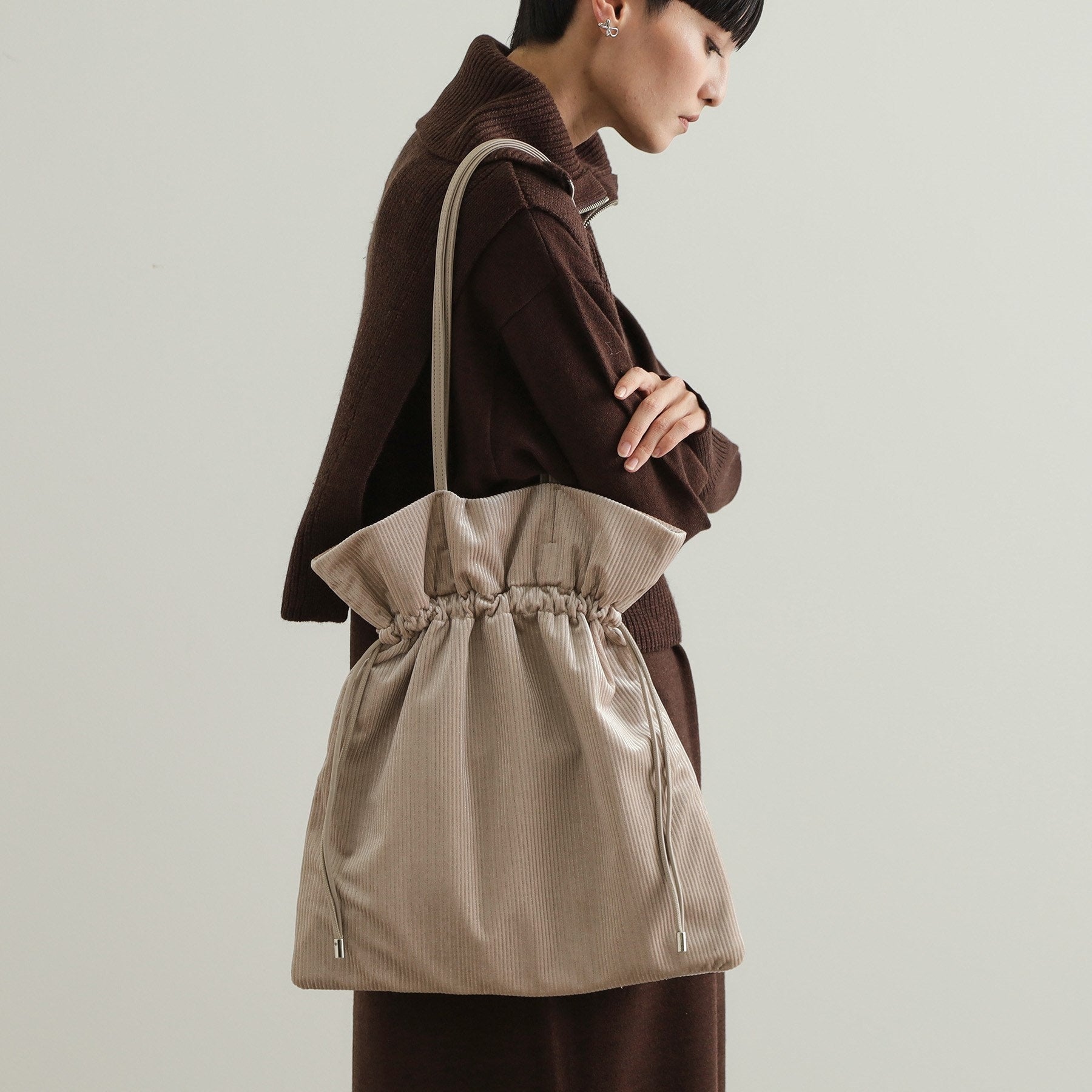 OPAQUE.CLIP OPAQUE.CLIP 【A4 Size Compatible】 Pleated Drawstring Shoulder Bag