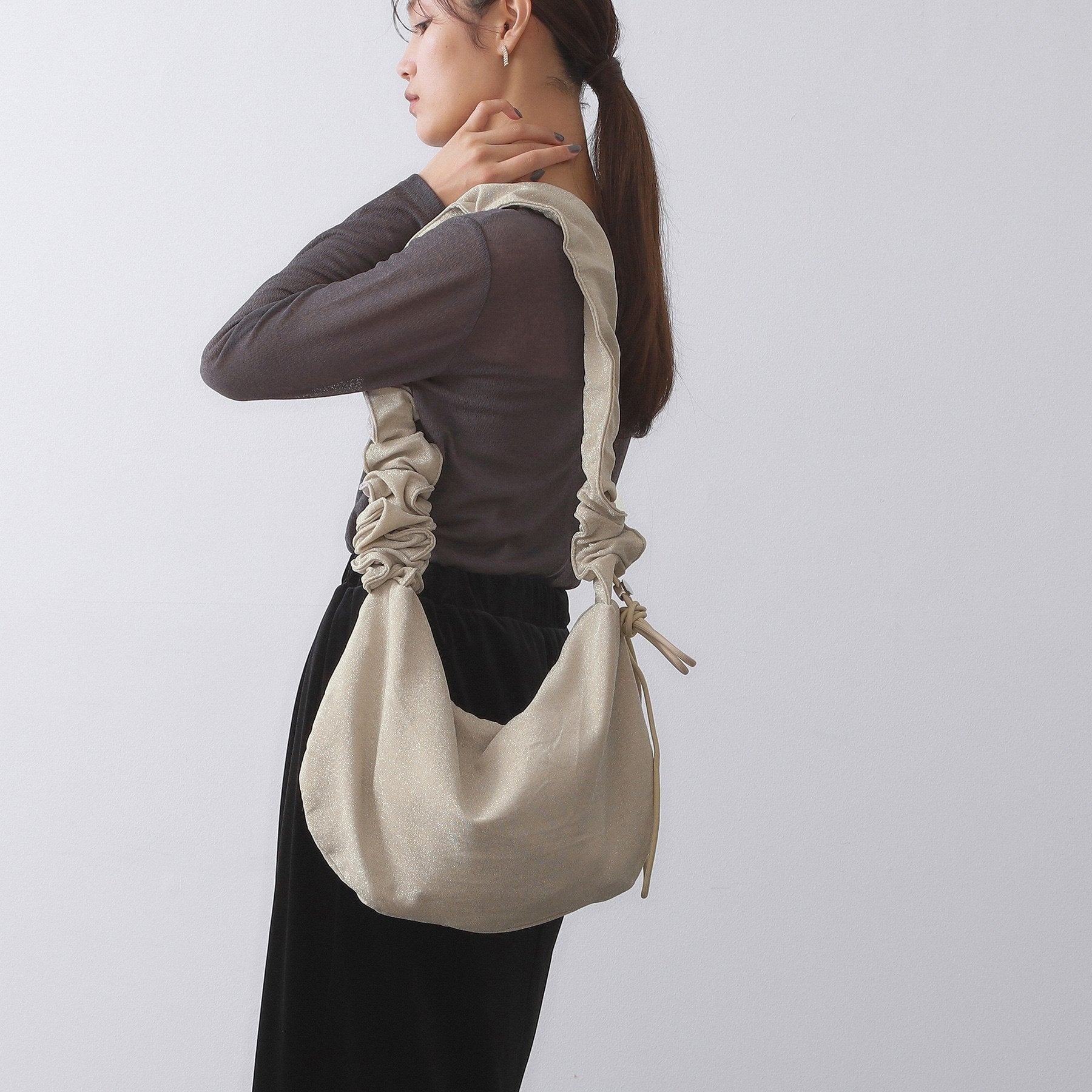 オペーク ドット クリップ OPAQUE.CLIP 【2WAY】ドロストフリルハンドルラメミドルショルダーバッグ （ゴールド(007)） ゴールド(007)