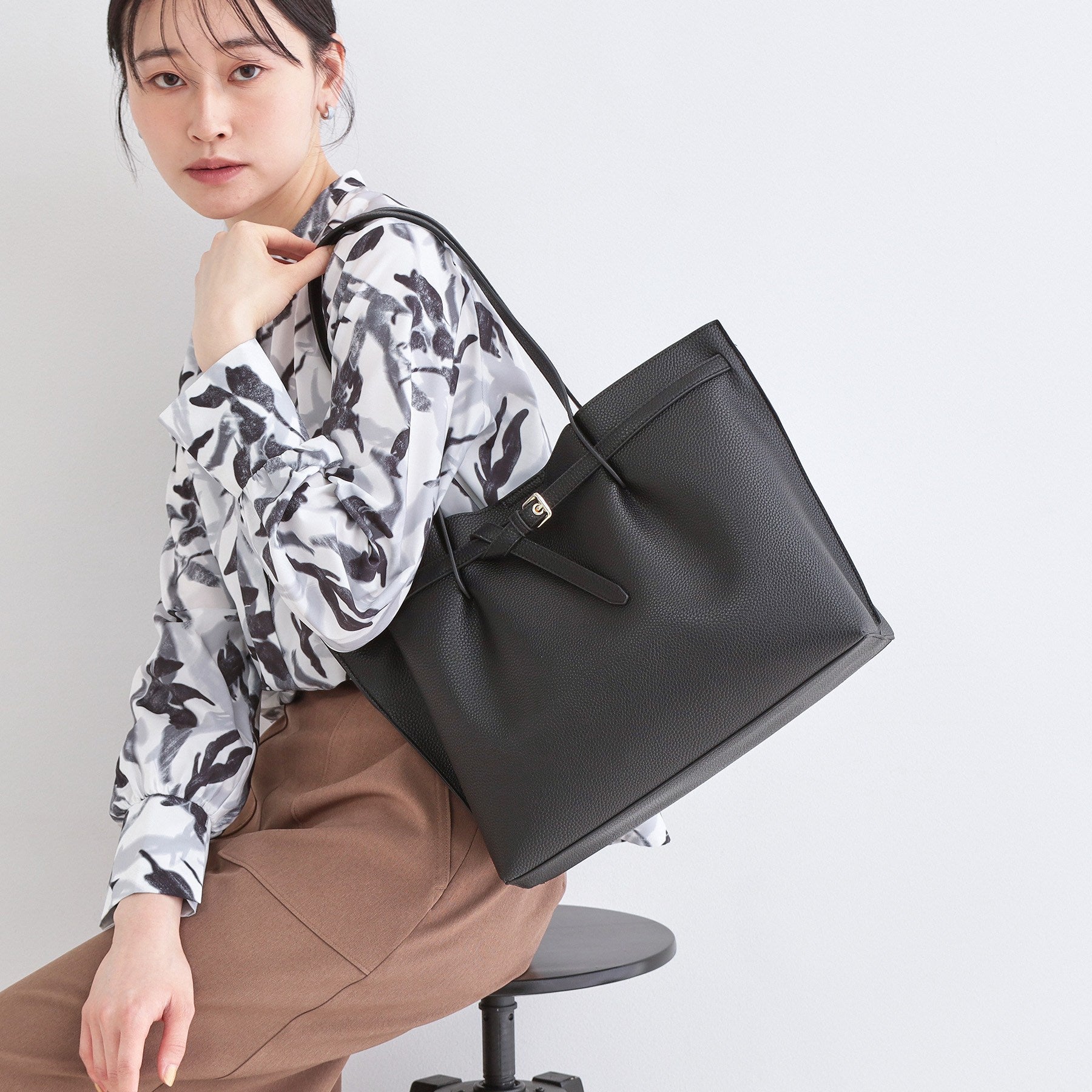 オペーク ドット クリップ OPAQUE.CLIP ベルトデザイン軽量シュリンク合皮A4トート （ブラウン(043)） ブラウン(043)