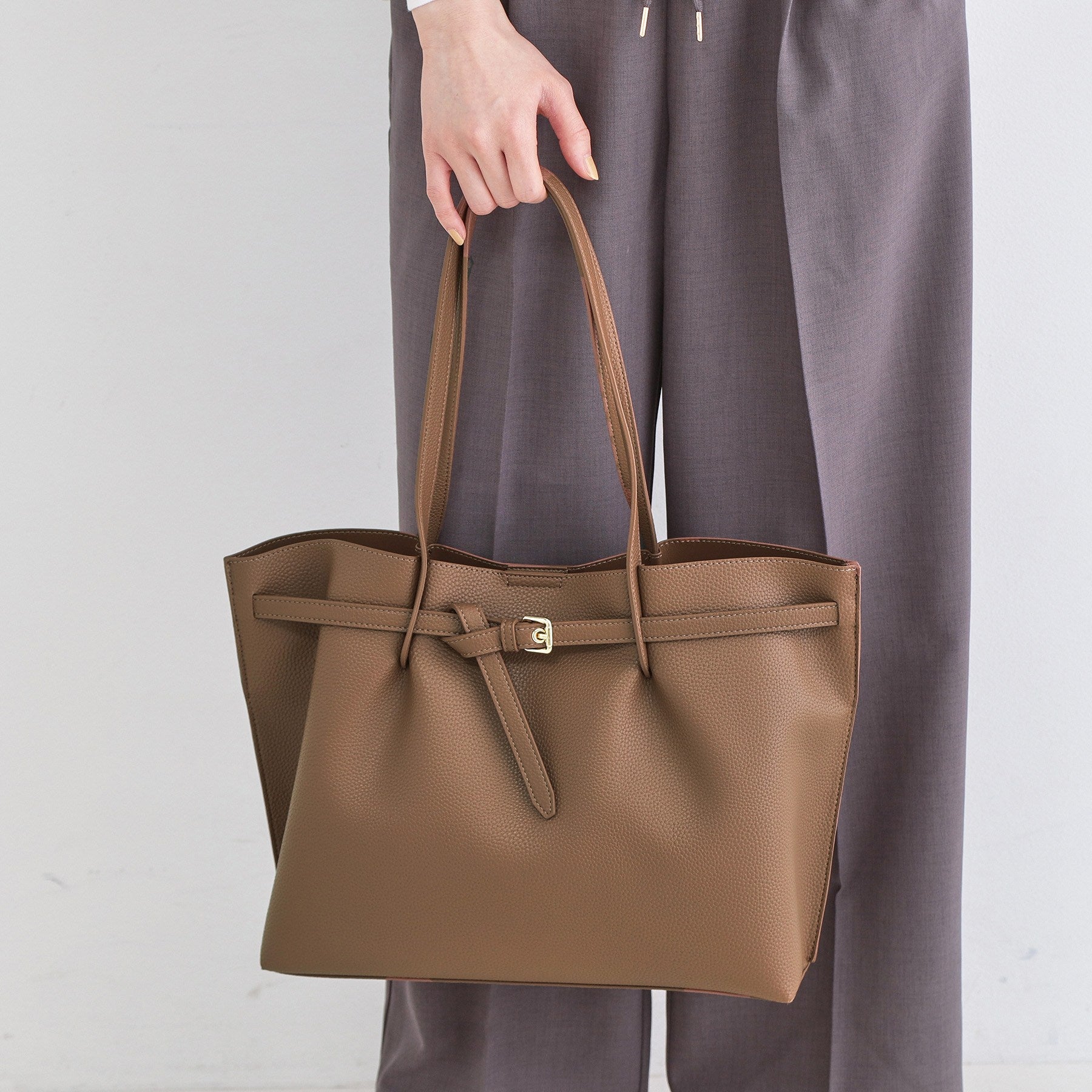 オペーク ドット クリップ OPAQUE.CLIP ベルトデザイン軽量シュリンク合皮A4トート （ブラウン(043)） ブラウン(043)