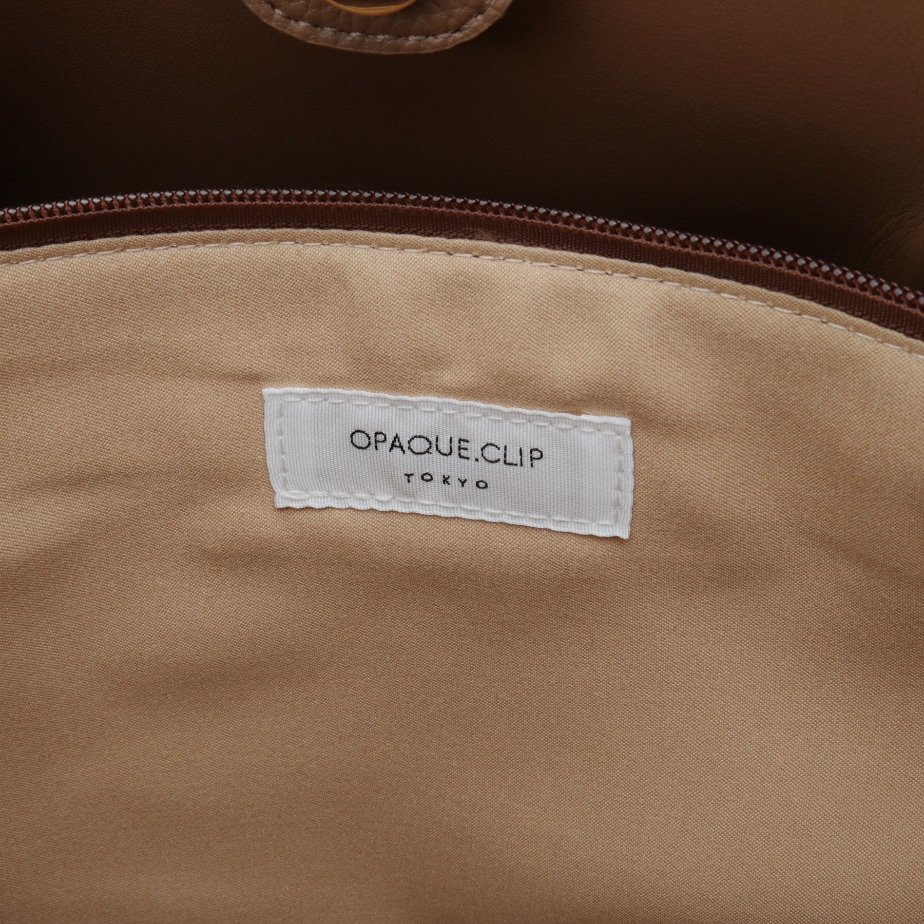 オペーク ドット クリップ OPAQUE.CLIP ベルトデザイン軽量シュリンク合皮A4トート （ブラウン(043)） ブラウン(043)