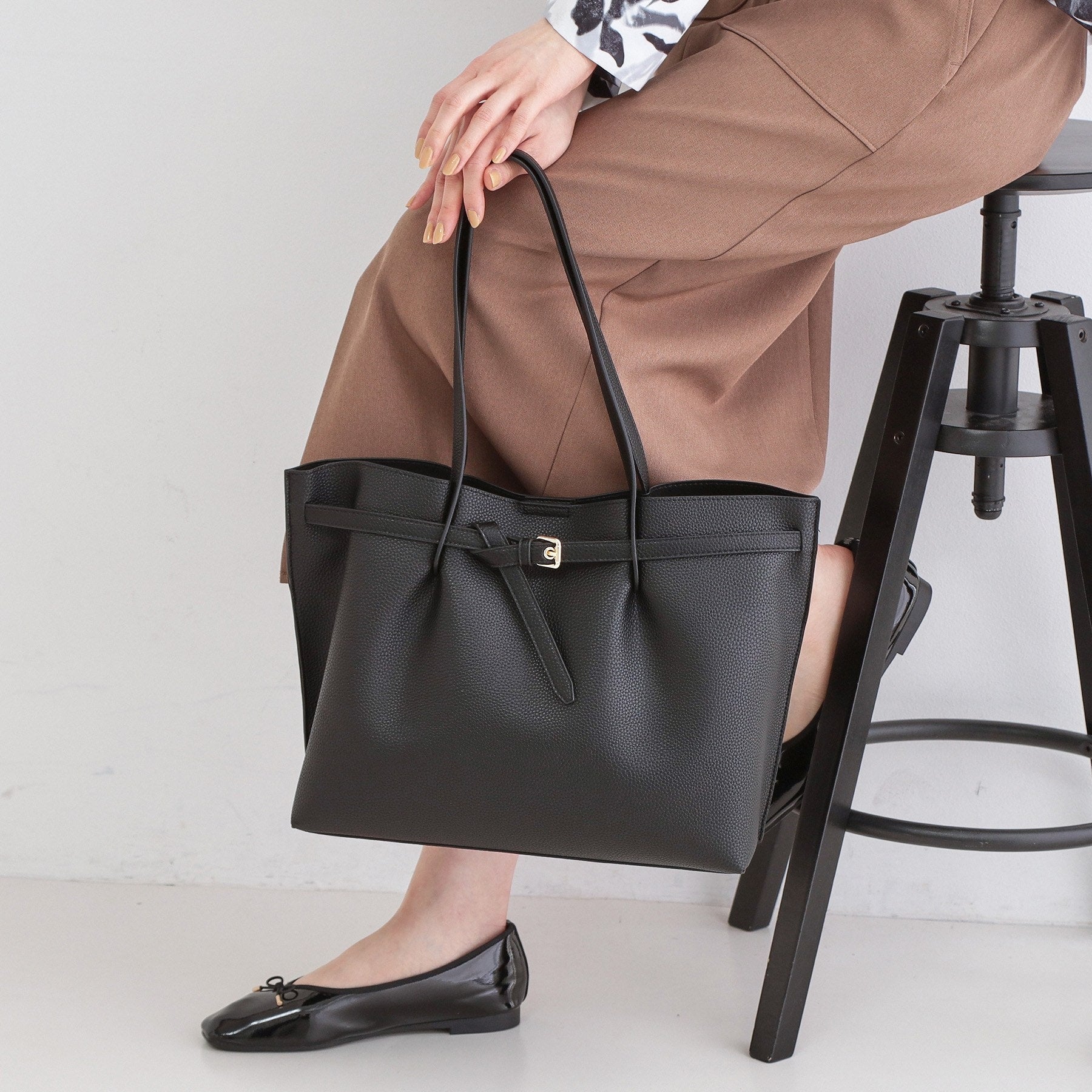 オペーク ドット クリップ OPAQUE.CLIP ベルトデザイン軽量シュリンク合皮A4トート （ブラック(019)） ブラック(019)