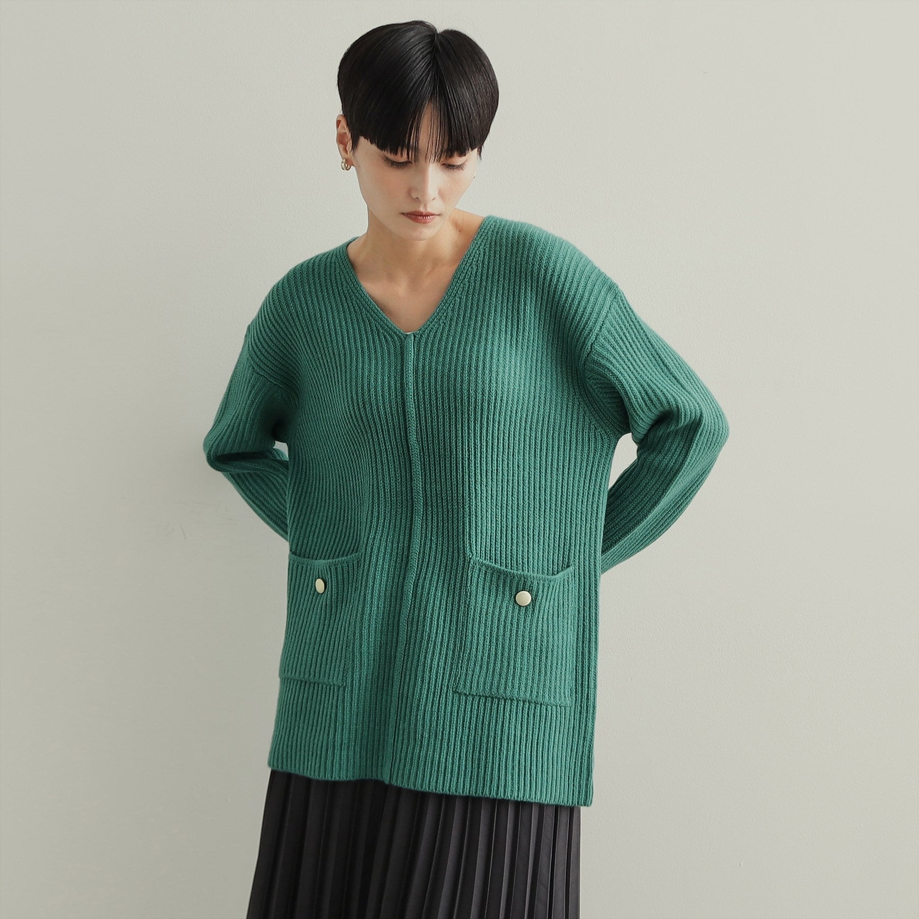 オペーク ドット クリップ OPAQUE.CLIP 金ボタン付ポケットVネックニット【洗濯機洗い可】