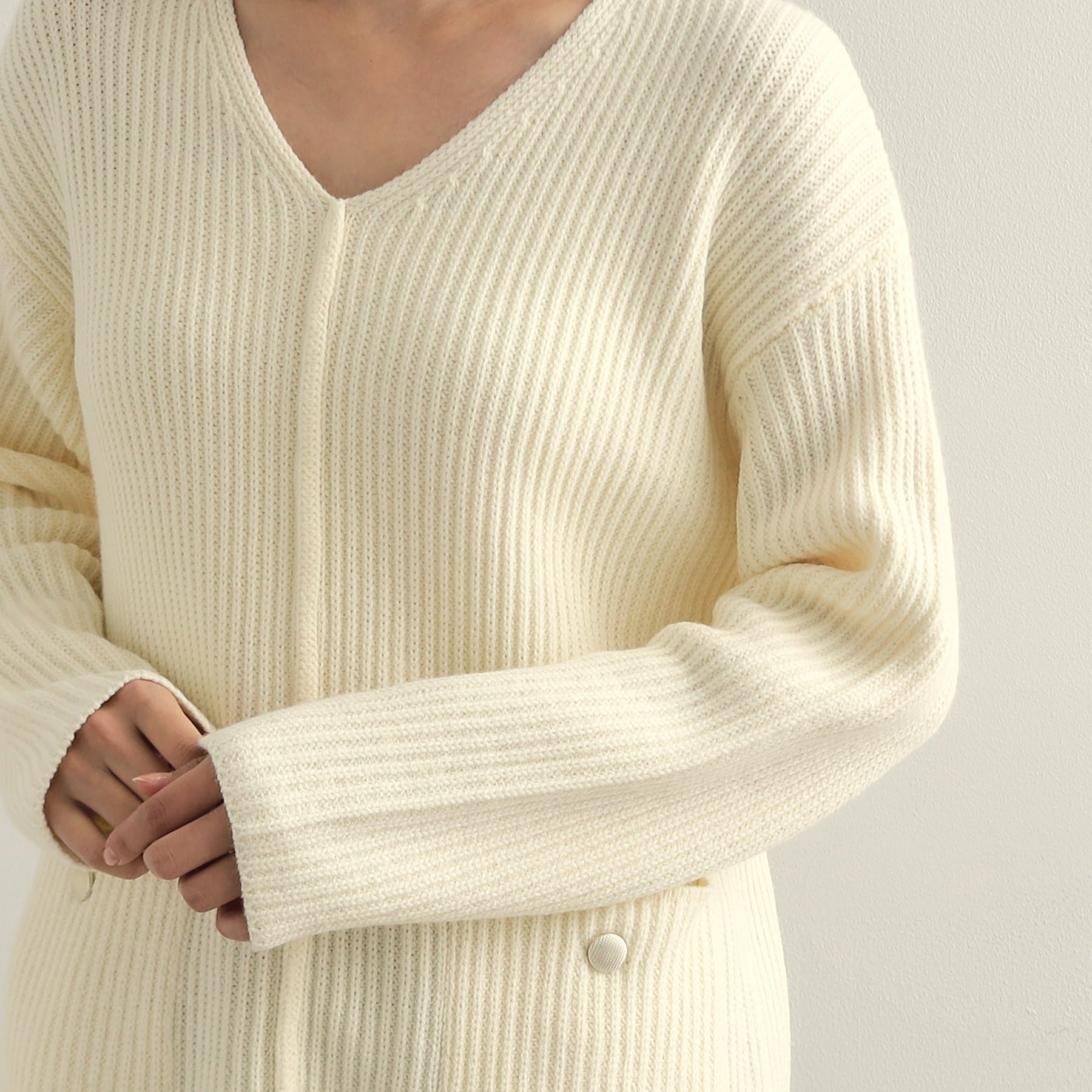 オペーク ドット クリップ OPAQUE.CLIP 金ボタン付ポケットVネックニット【洗濯機洗い可】