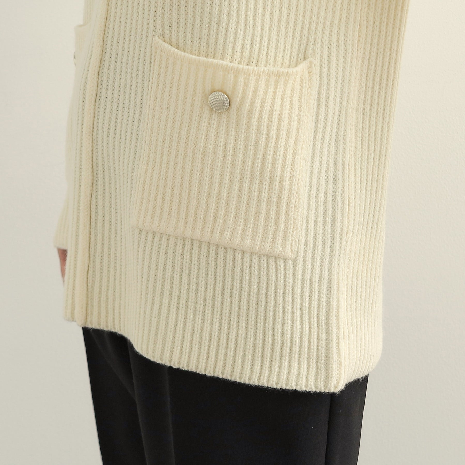 オペーク ドット クリップ OPAQUE.CLIP 金ボタン付ポケットVネックニット【洗濯機洗い可】