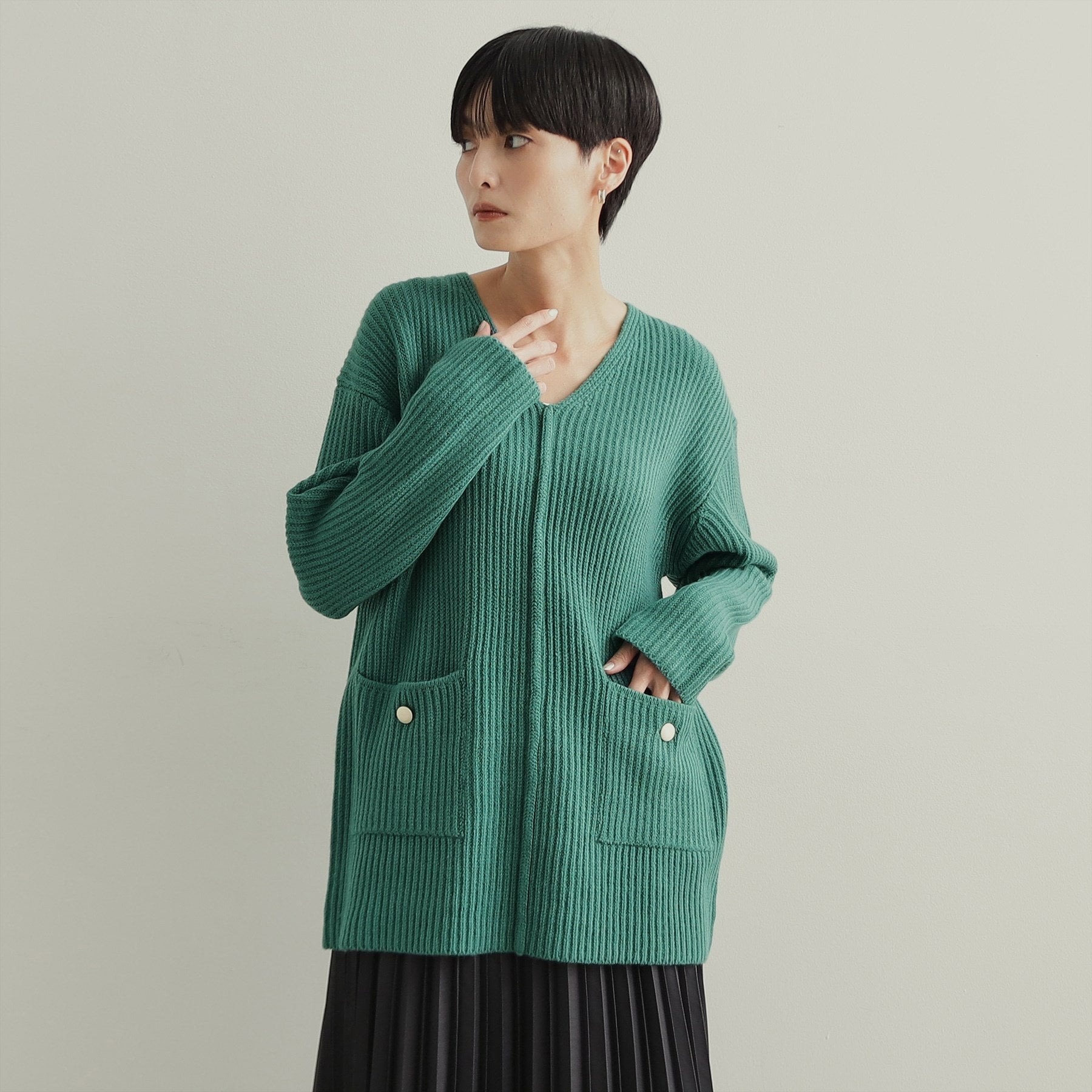 OPAQUE.CLIP OPAQUE.CLIP Gold Button Pocket V-Neck Knit [Machine Washable]