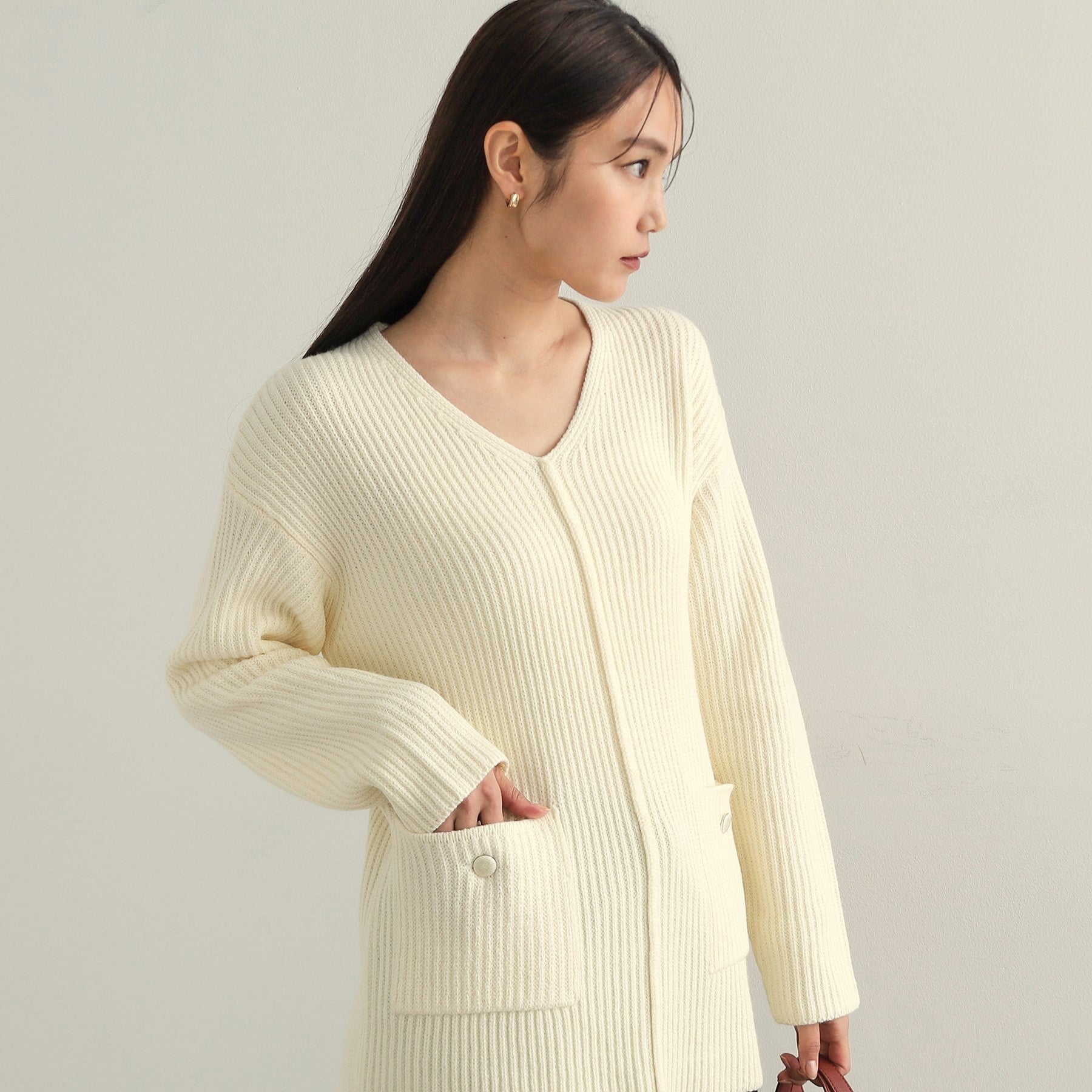オペーク ドット クリップ OPAQUE.CLIP 金ボタン付ポケットVネックニット【洗濯機洗い可】 （オフホワイト(003)） オフホワイト(003)