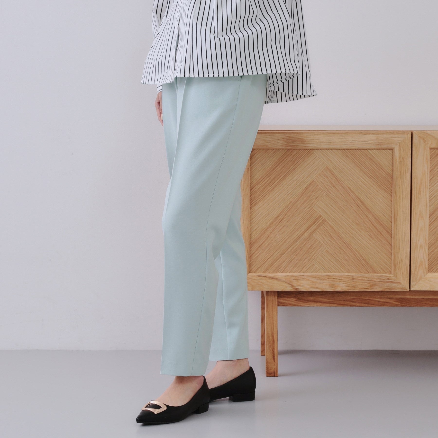 オペーク ドット クリップ OPAQUE.CLIP 美脚ストレッチイージーテーパードパンツ【洗濯機洗い可／防シワ】 （サックスブルー(090)） サックスブルー(090)