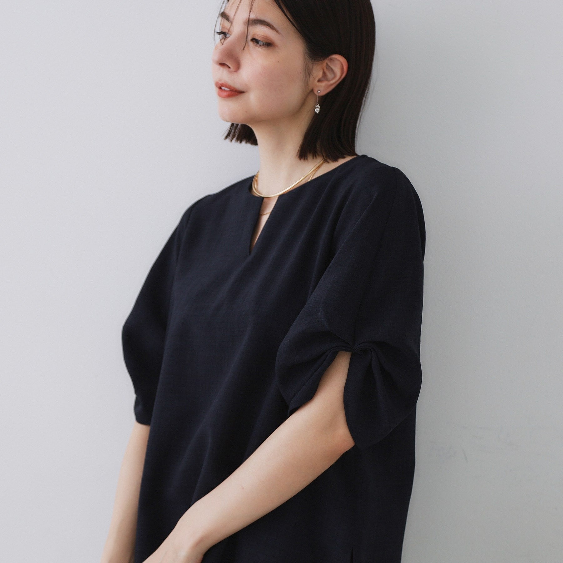 オペーク ドット クリップ OPAQUE.CLIP リネンライクキーネックタックスリーブブラウス【洗濯機洗い可／吸水速乾／接触冷感】 （ブルーグリーン(097)） ブルーグリーン(097)