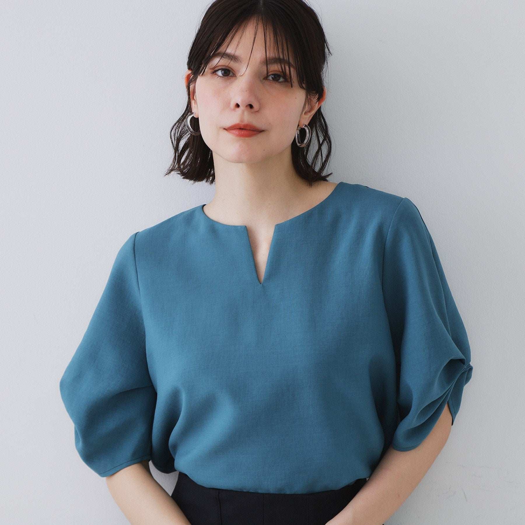 オペーク ドット クリップ OPAQUE.CLIP リネンライクキーネックタックスリーブブラウス【洗濯機洗い可／吸水速乾／接触冷感】 （ブルーグリーン(097)） ブルーグリーン(097)