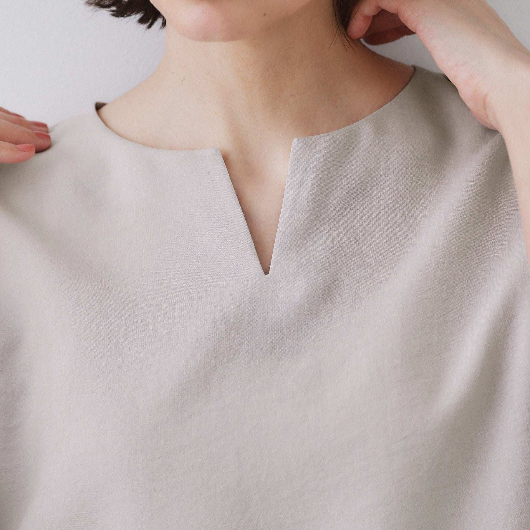 オペーク ドット クリップ OPAQUE.CLIP リネンライクキーネックタックスリーブブラウス【洗濯機洗い可／吸水速乾／接触冷感】 （ブルーグリーン(097)） ブルーグリーン(097)