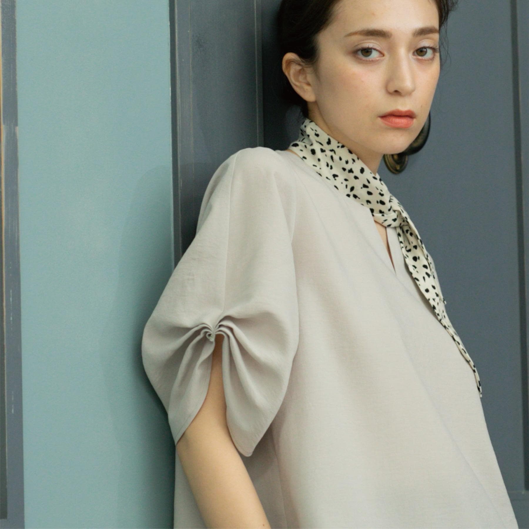 オペーク ドット クリップ OPAQUE.CLIP リネンライクキーネックタックスリーブブラウス【洗濯機洗い可／吸水速乾／接触冷感】 （ブルーグリーン(097)） ブルーグリーン(097)