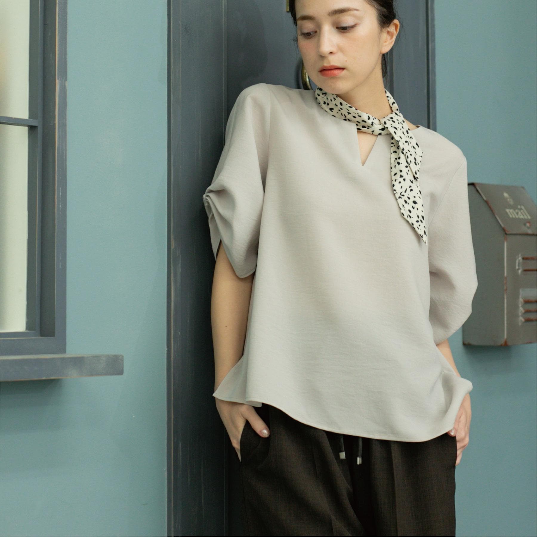 オペーク ドット クリップ OPAQUE.CLIP リネンライクキーネックタックスリーブブラウス【洗濯機洗い可／吸水速乾／接触冷感】 （ブルーグリーン(097)） ブルーグリーン(097)