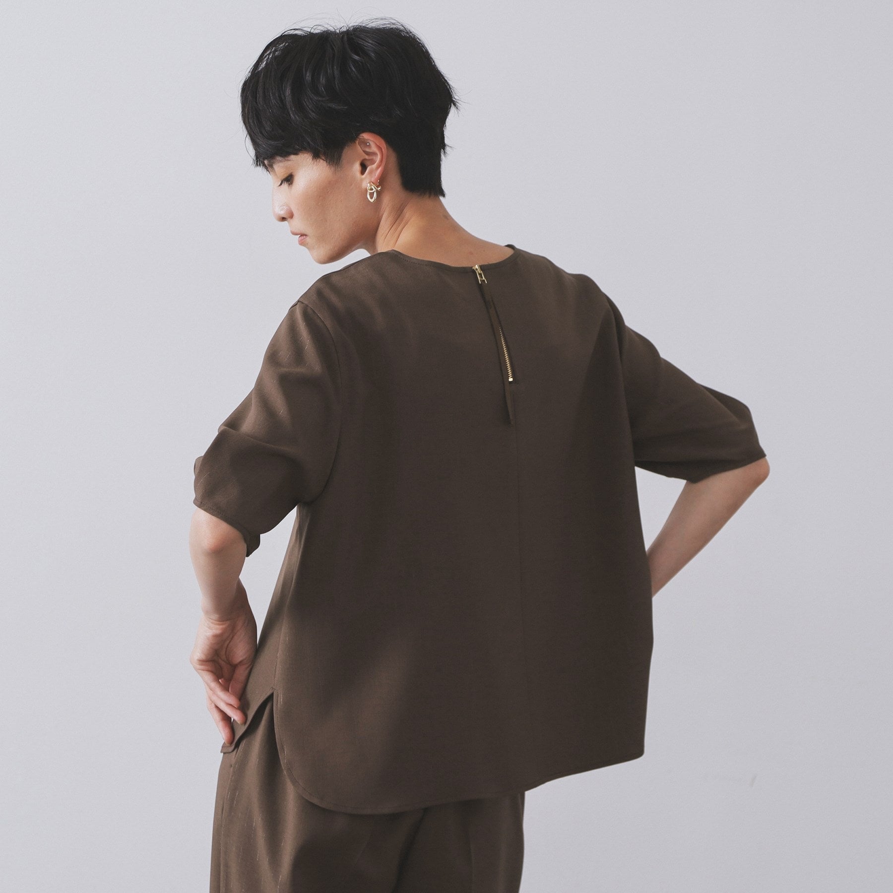 オペーク ドット クリップ OPAQUE.CLIP ラメストライプタックスリーブブラウス／セットアップ可【洗濯機洗い可／防シワ／吸水速乾】 （チャコールグレー(313)） チャコールグレー(313)