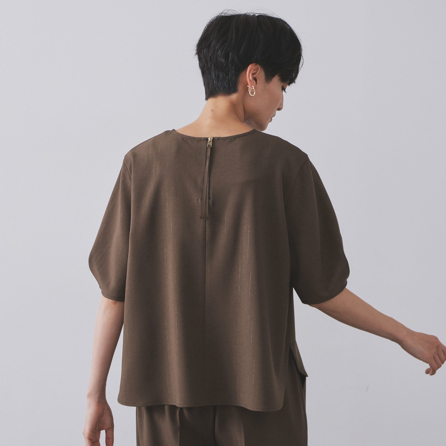 オペーク ドット クリップ OPAQUE.CLIP ラメストライプタックスリーブブラウス／セットアップ可【洗濯機洗い可／防シワ／吸水速乾】 （チャコールグレー(313)） チャコールグレー(313)