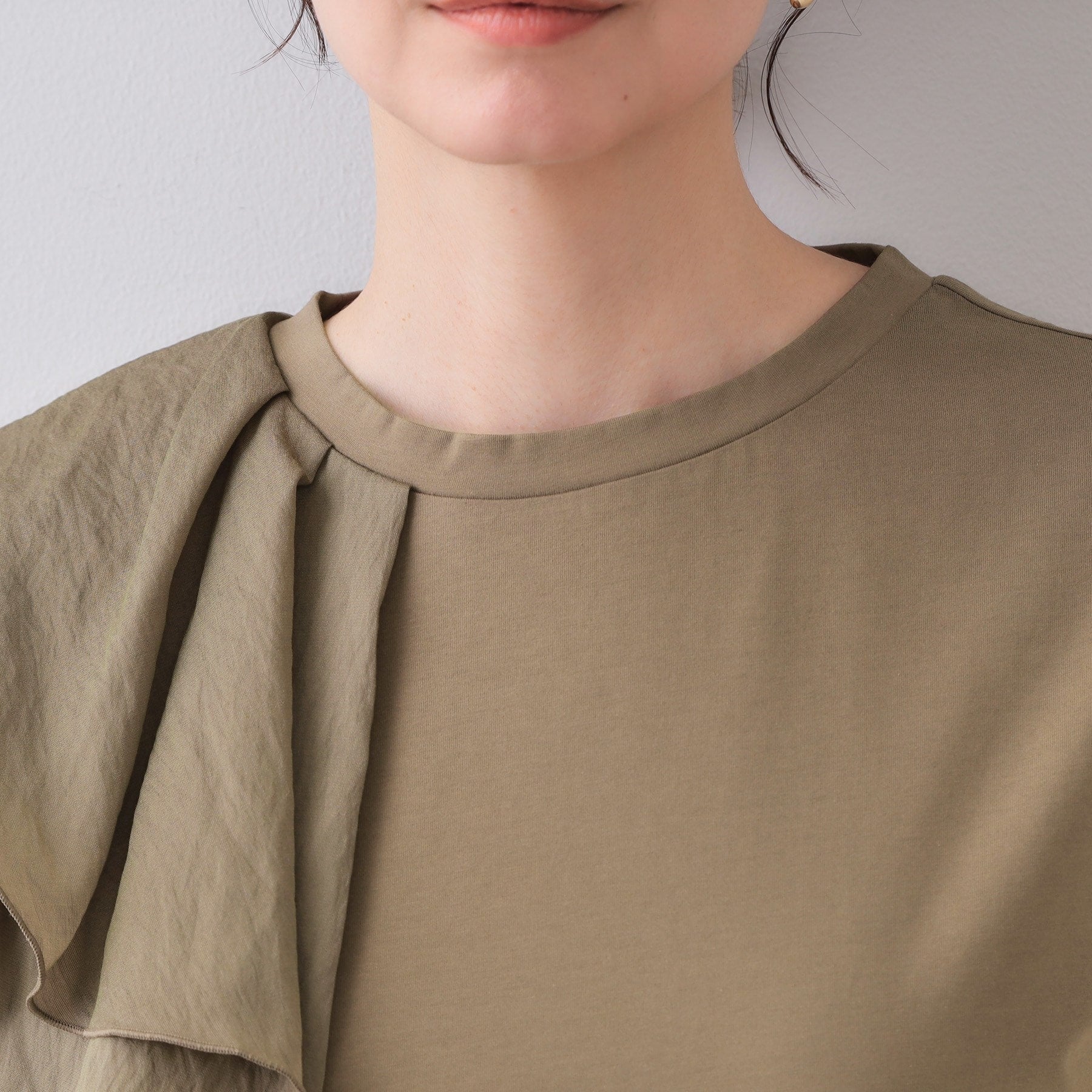 オペーク ドット クリップ OPAQUE.CLIP ショルダーフリルドッキングカットソー【洗濯機洗い可】 （カーキ(027)） カーキ(027)