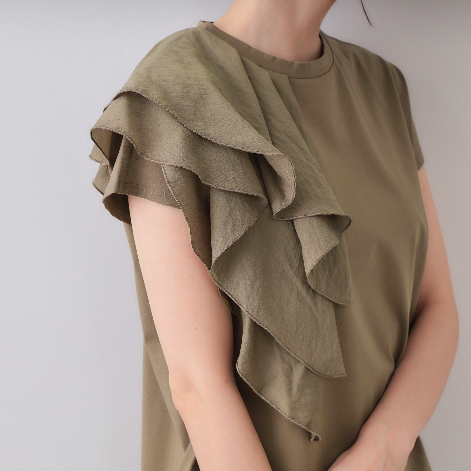 オペーク ドット クリップ OPAQUE.CLIP ショルダーフリルドッキングカットソー【洗濯機洗い可】 （カーキ(027)） カーキ(027)