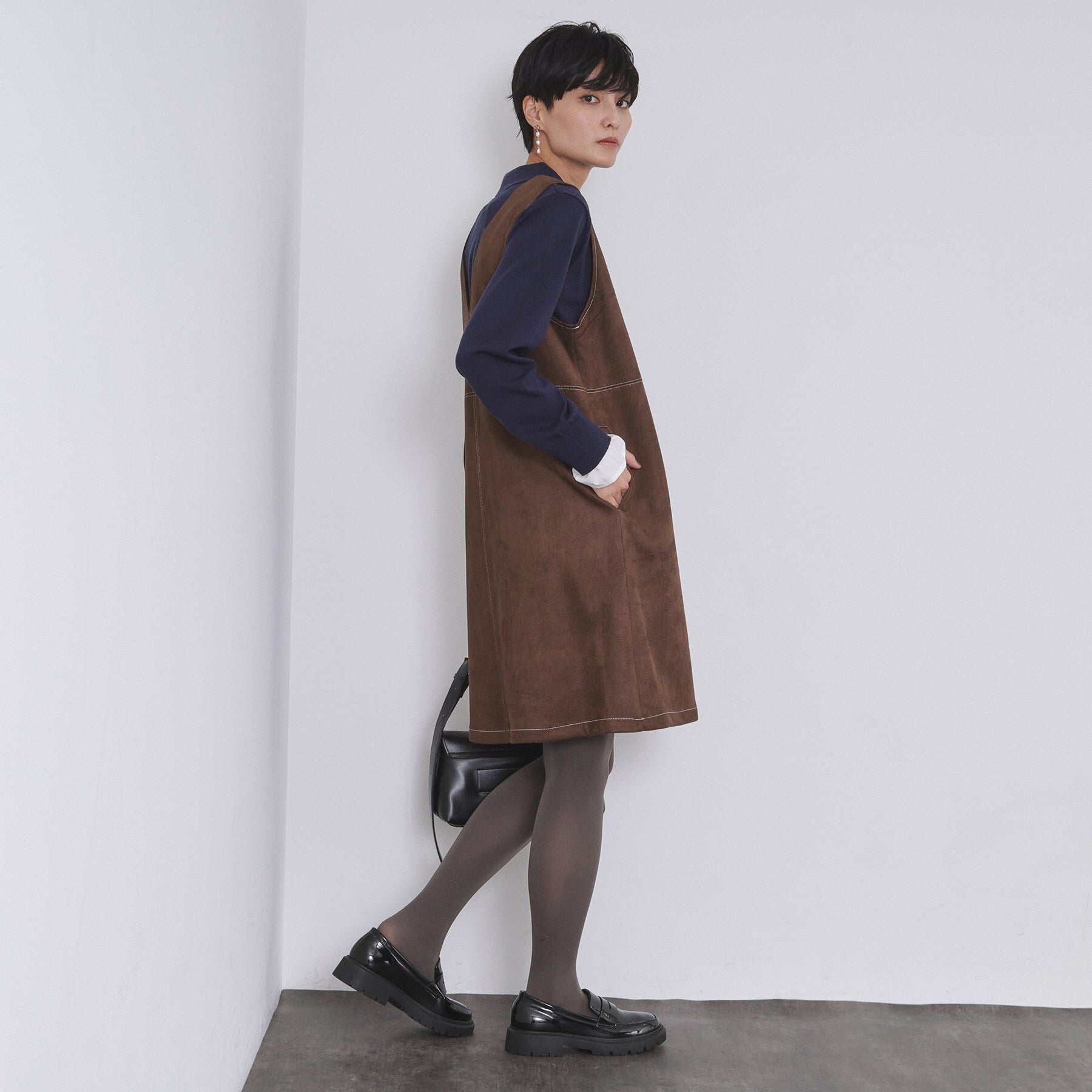 オペーク ドット クリップ OPAQUE.CLIP スエードライクVネックジャンドレ【洗濯機洗い可】 （ブラウン(044)） ブラウン(044)