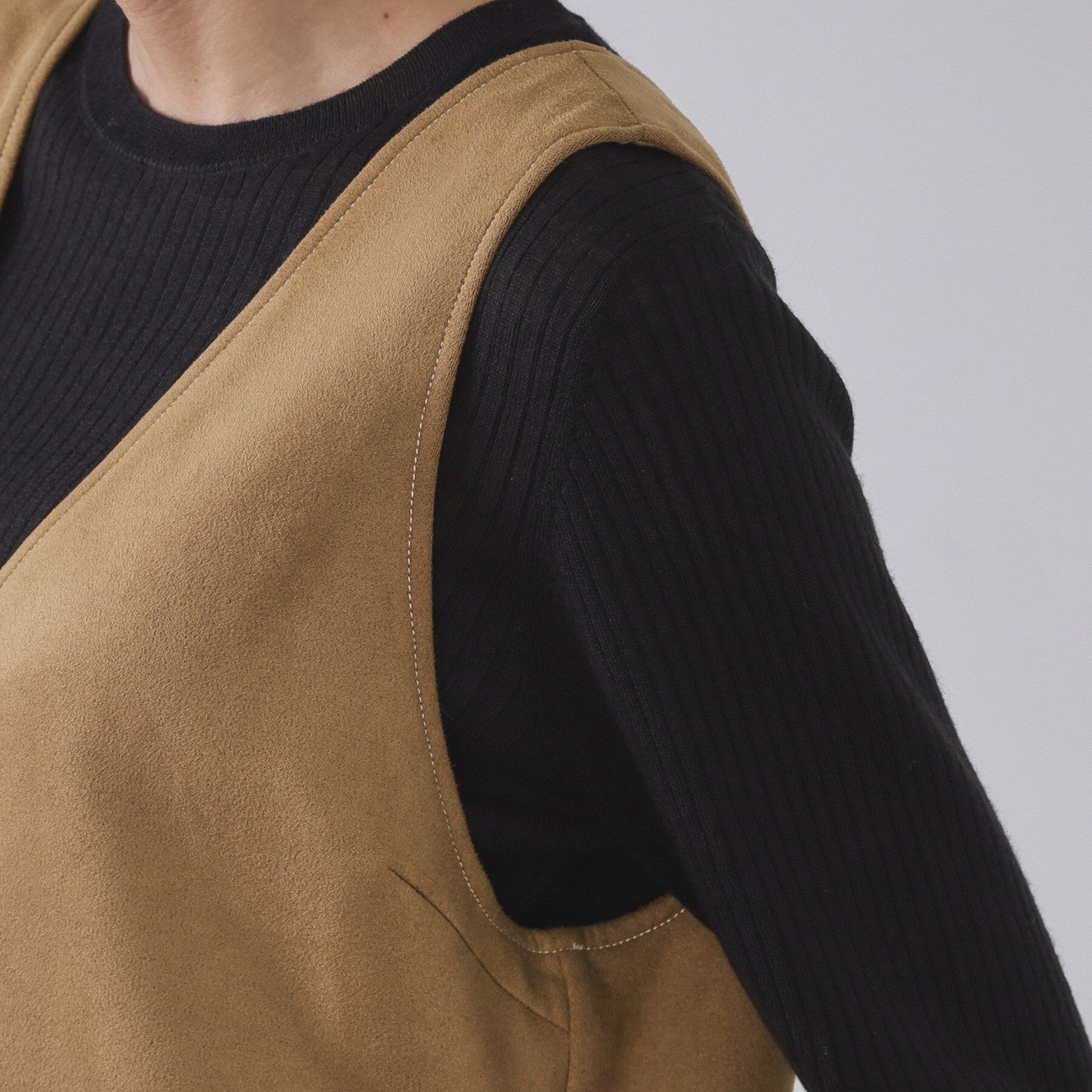 オペーク ドット クリップ OPAQUE.CLIP スエードライクVネックジャンドレ【洗濯機洗い可】 （ブラウン(044)） ブラウン(044)