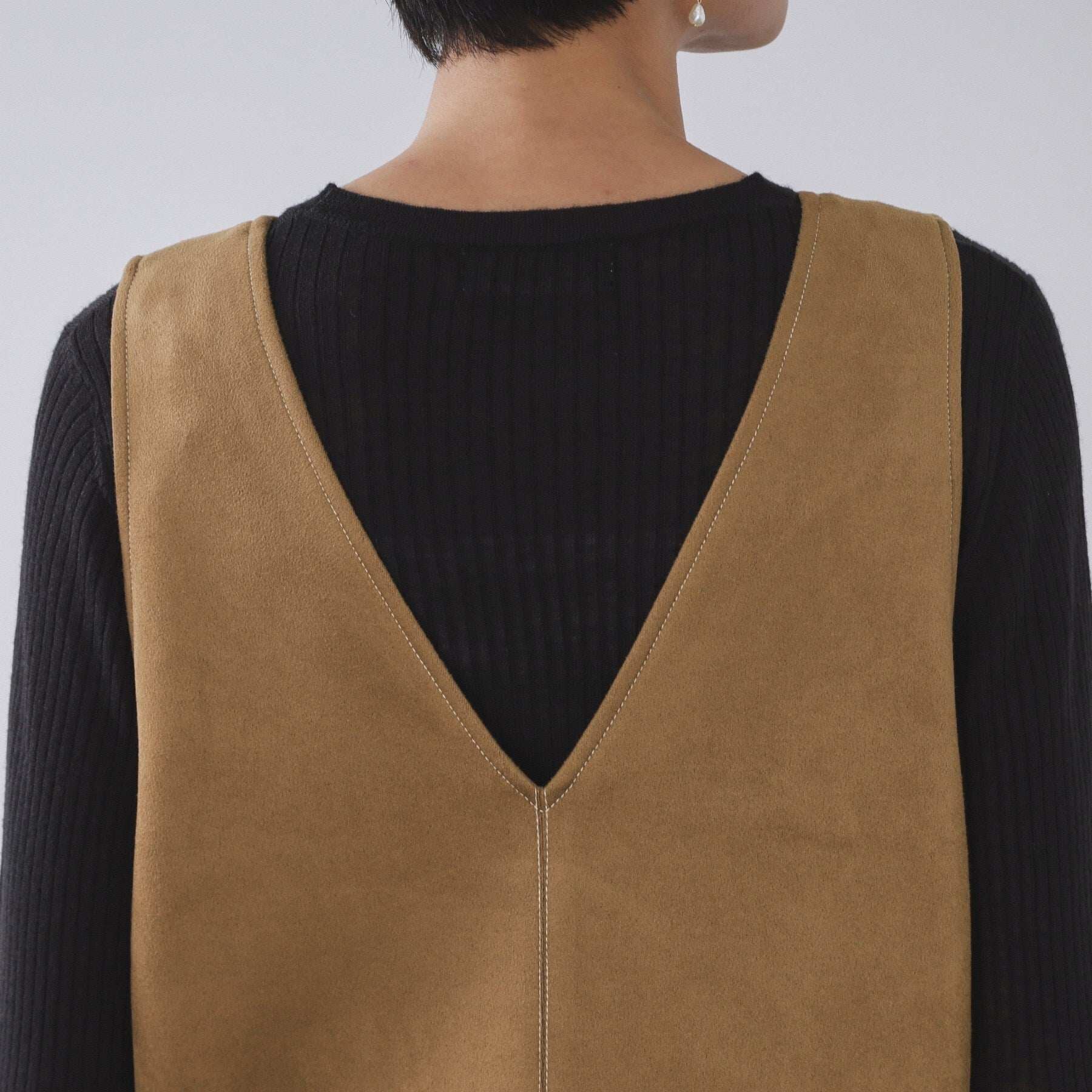 オペーク ドット クリップ OPAQUE.CLIP スエードライクVネックジャンドレ【洗濯機洗い可】 （ブラウン(044)） ブラウン(044)