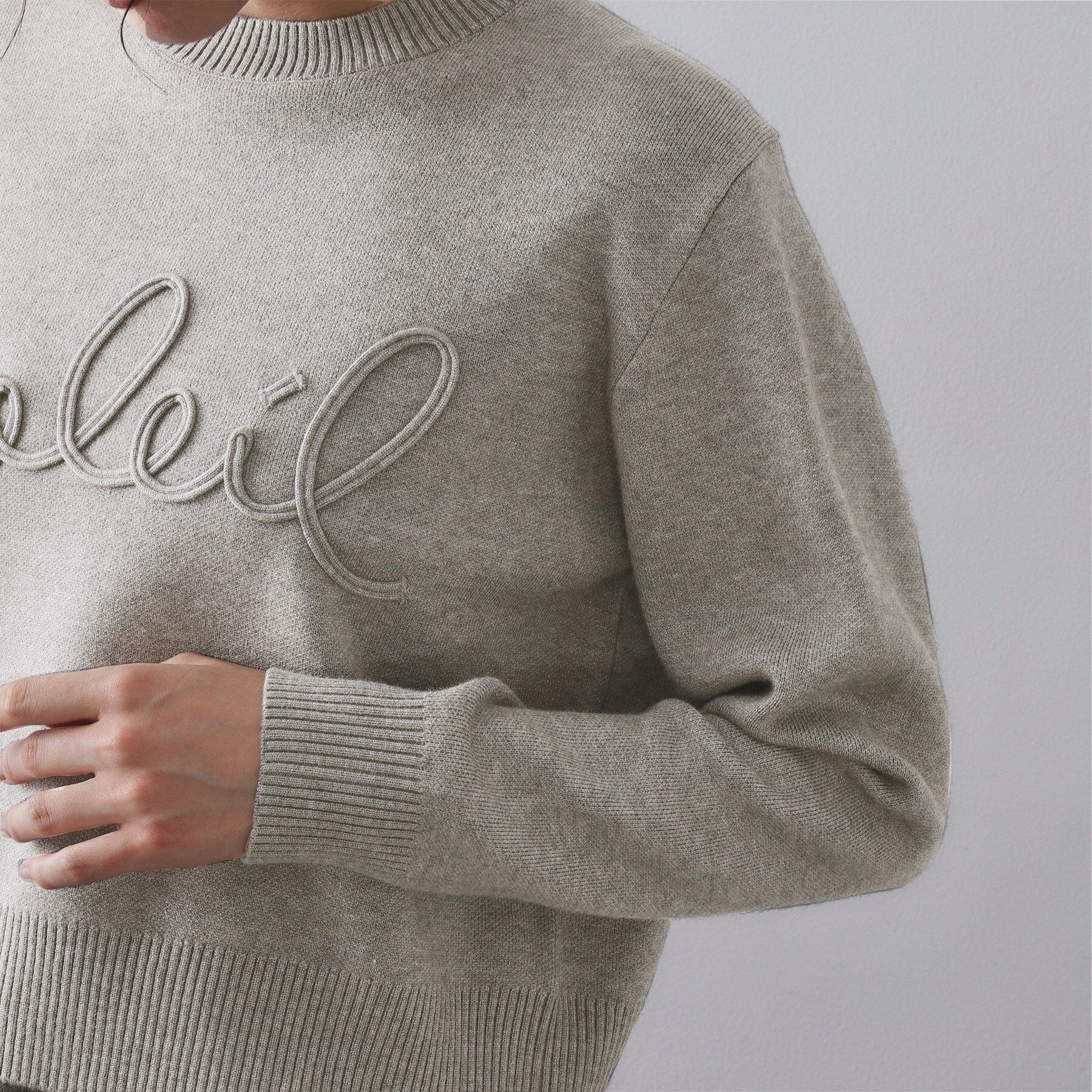 オペーク ドット クリップ OPAQUE.CLIP チェーン刺繍ロゴニットプルオーバー【洗濯機洗い可】 （ピンク(072)） ピンク(072)