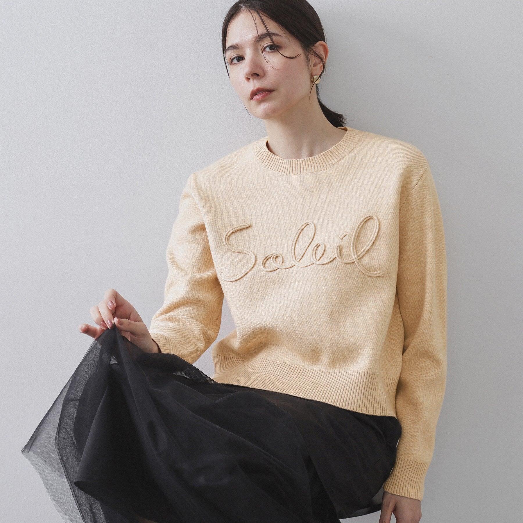 オペーク ドット クリップ OPAQUE.CLIP チェーン刺繍ロゴニットプルオーバー【洗濯機洗い可】 （ベージュ(052)） ベージュ(052)