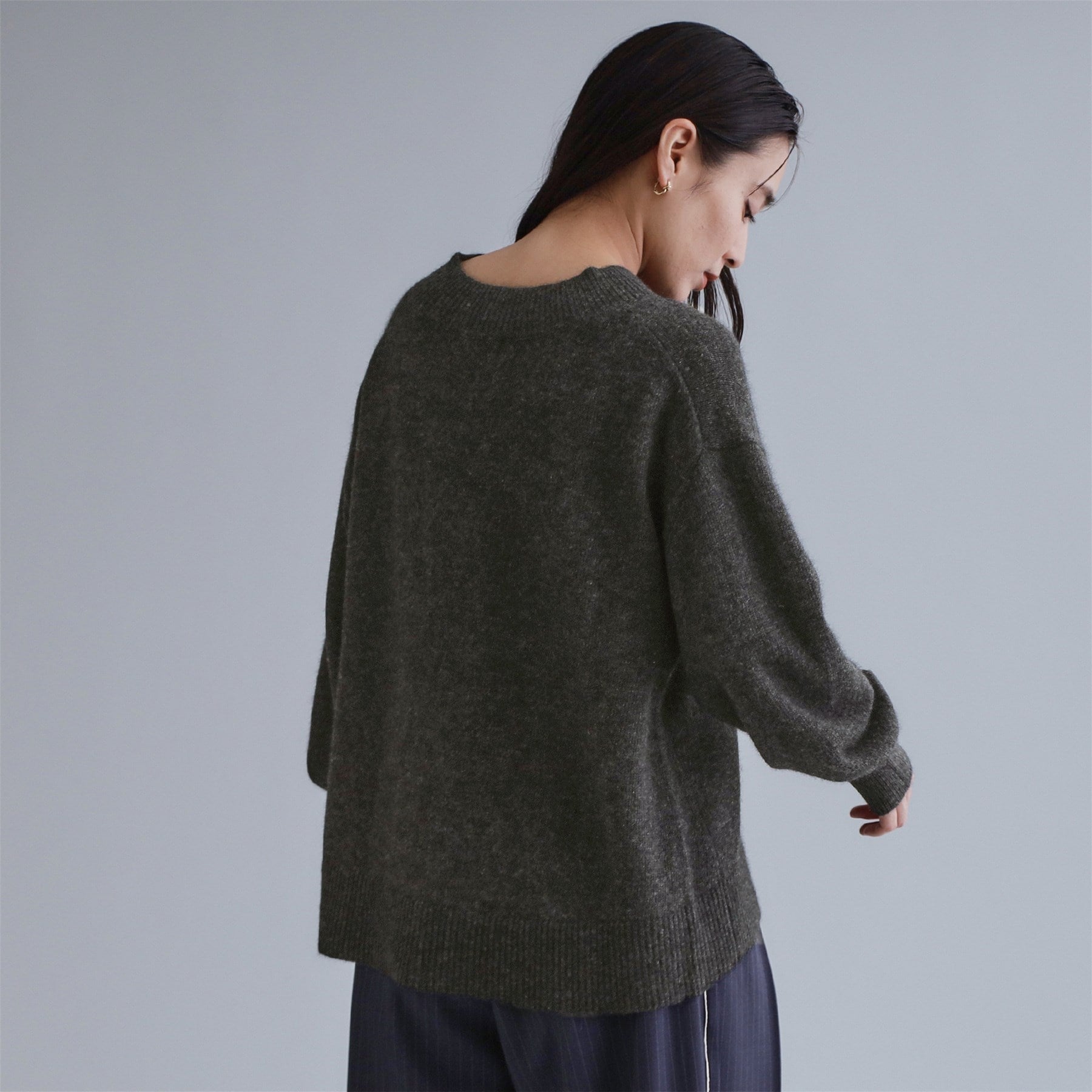 オペーク ドット クリップ OPAQUE.CLIP 【es】フラッフィーウールVネックニット【洗濯機洗い可】 （チャコールグレー(014)） チャコールグレー(014)