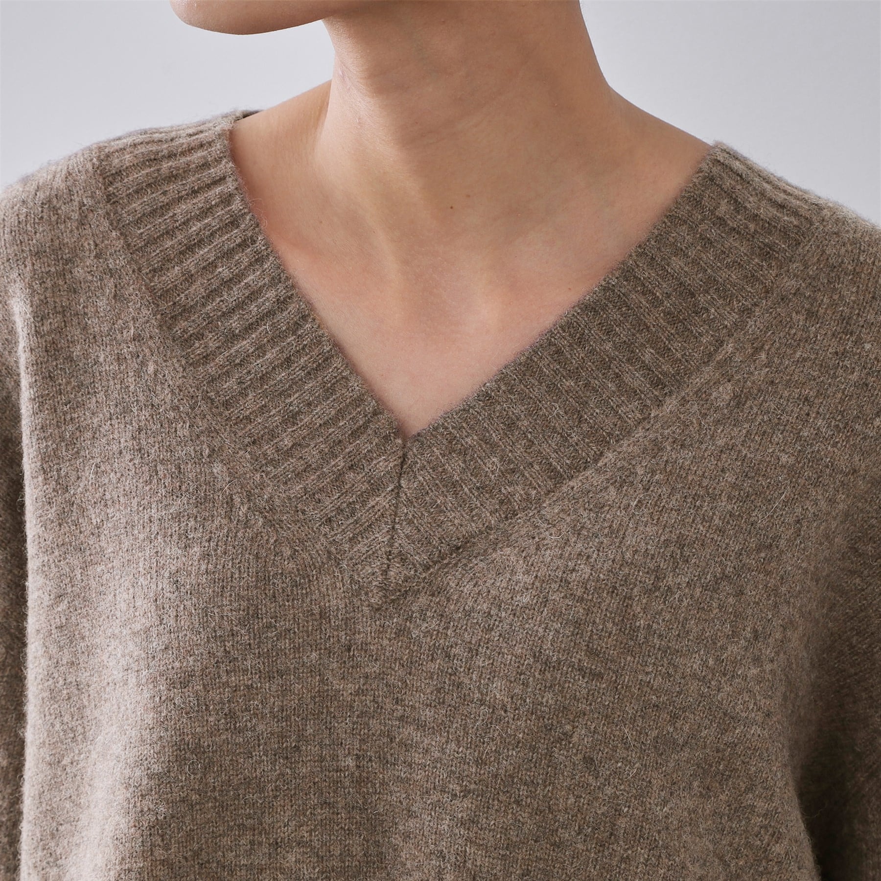 オペーク ドット クリップ OPAQUE.CLIP リラクシーVネックミドルゲージニット【洗える】 （グレー(012)） グレー(012)