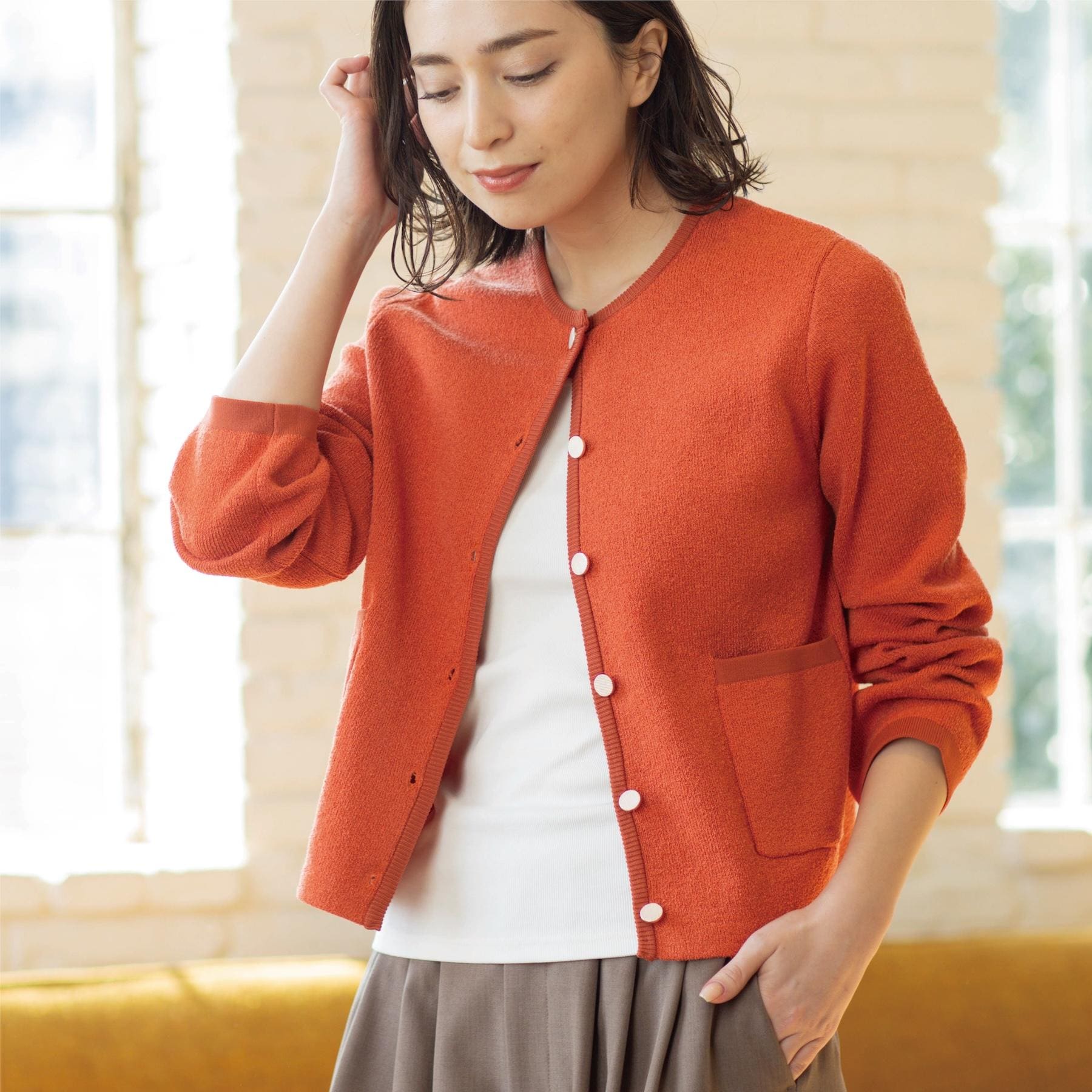 オペーク ドット クリップ OPAQUE.CLIP ブークレ金ボタンニットカーディガン【洗濯機OK】 （オレンジ(067)） オレンジ(067)