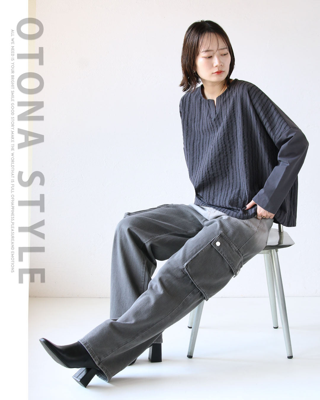 大人 OTONA 模式中時尚。流動條紋沙沙上衣