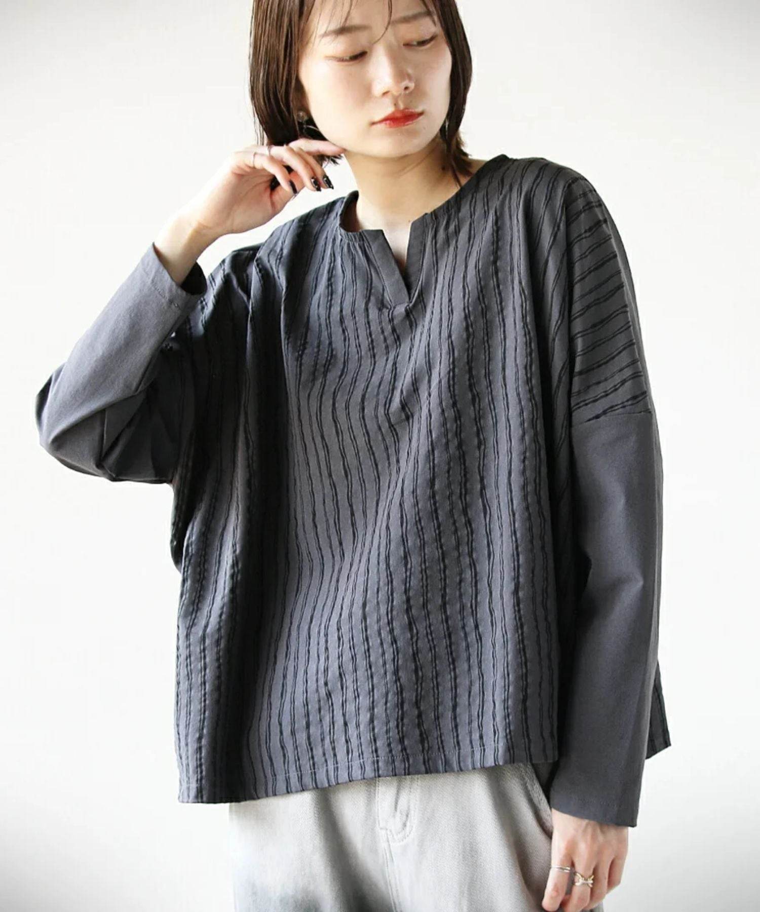 大人 OTONA 模式中時尚。流動條紋沙沙上衣