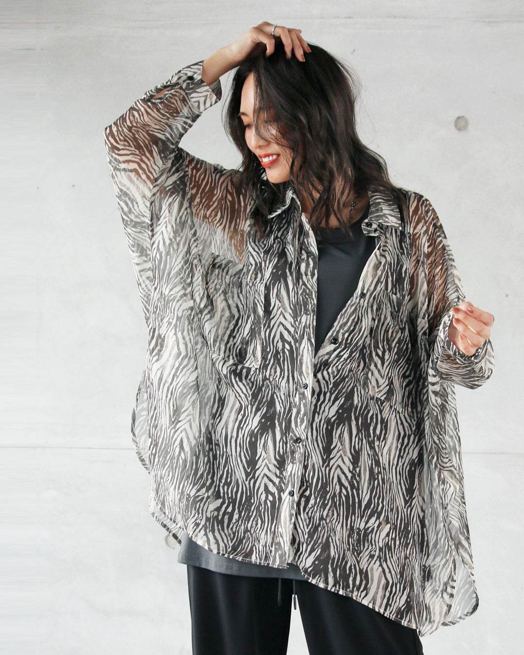 オトナ OTONA 軽快な透け感で魅せる ゼブラ柄シアーシャツ （ブラック） ブラック