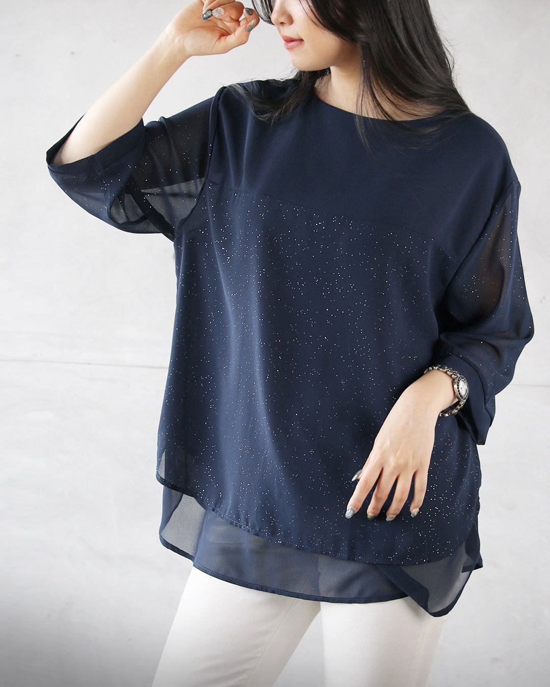 オトナ OTONA シアーに映える上品な煌めき レイヤード風大人のラメシアートップス （ネイビー） ネイビー