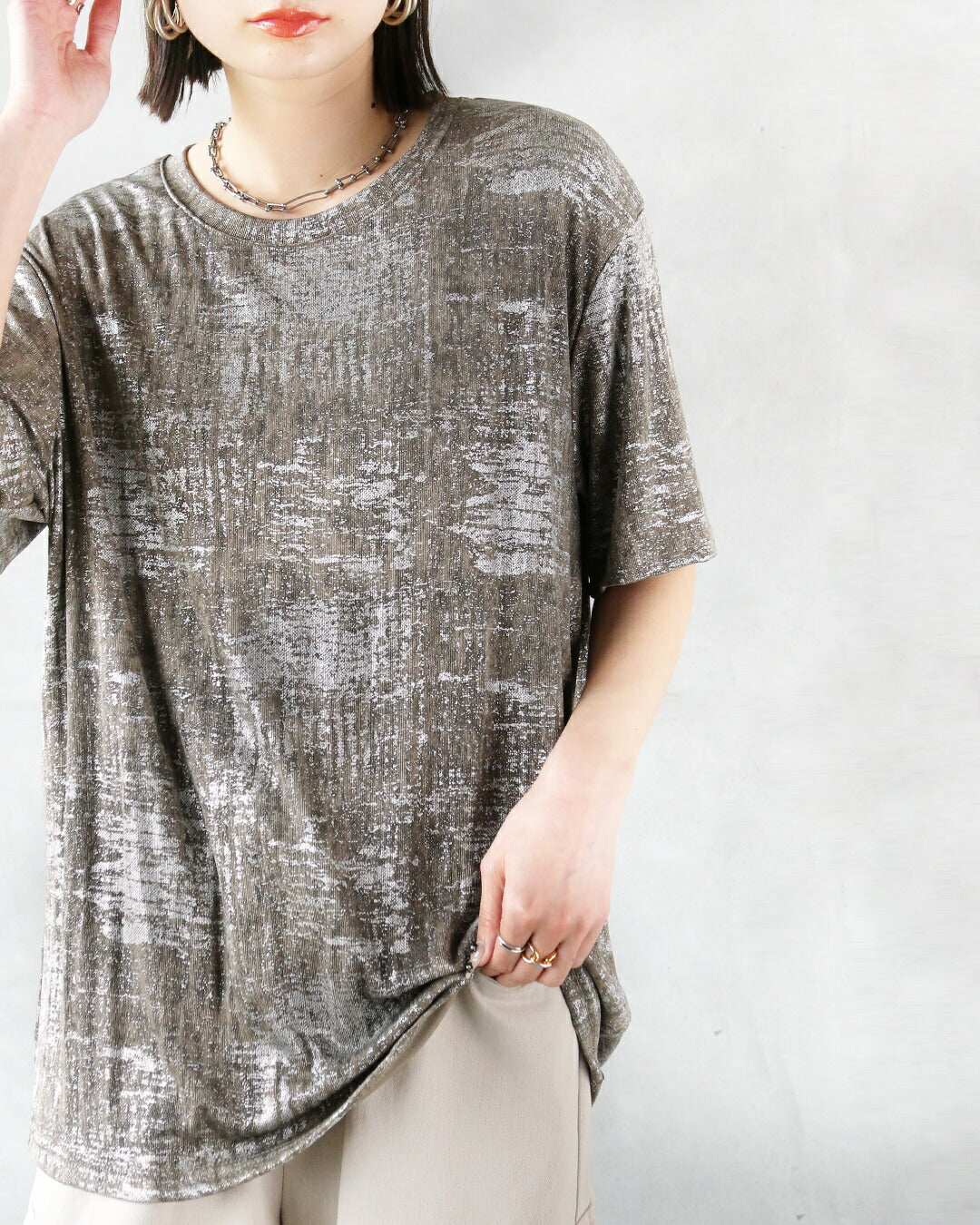 オトナ OTONA 光を纏う。大人の箔プリントTシャツ （カーキ×シルバー） カーキ×シルバー