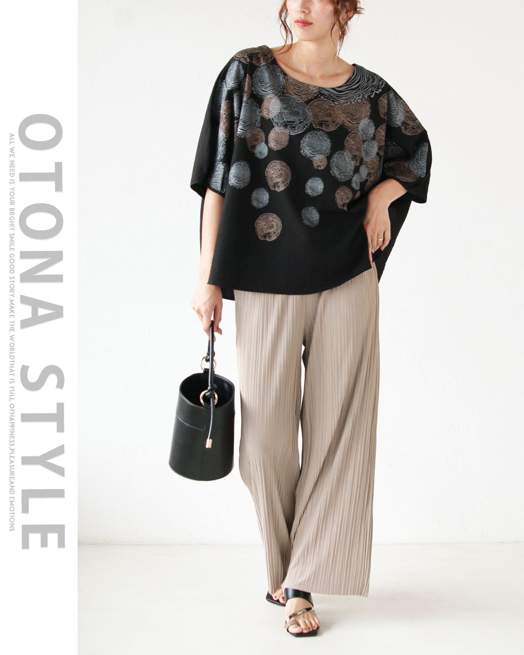 オトナ OTONA 品よく、ゆったりな着心地。アート柄ドルマントップス （ブラック） ブラック