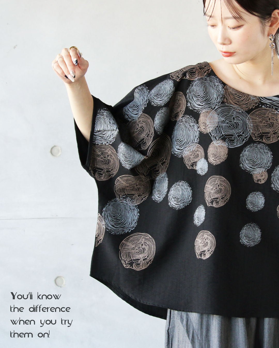 オトナ OTONA 品よく、ゆったりな着心地。アート柄ドルマントップス （ブラック） ブラック