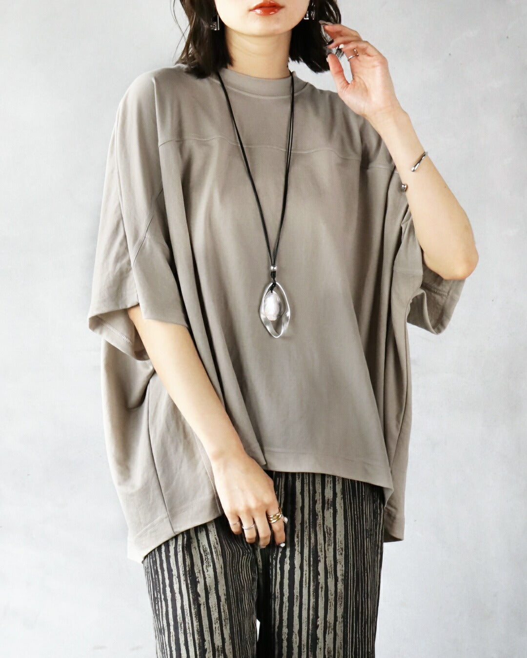 オトナ OTONA クールタッチで涼しい！着るだけこなれる万能ドルマントップス （グレージュ） グレージュ