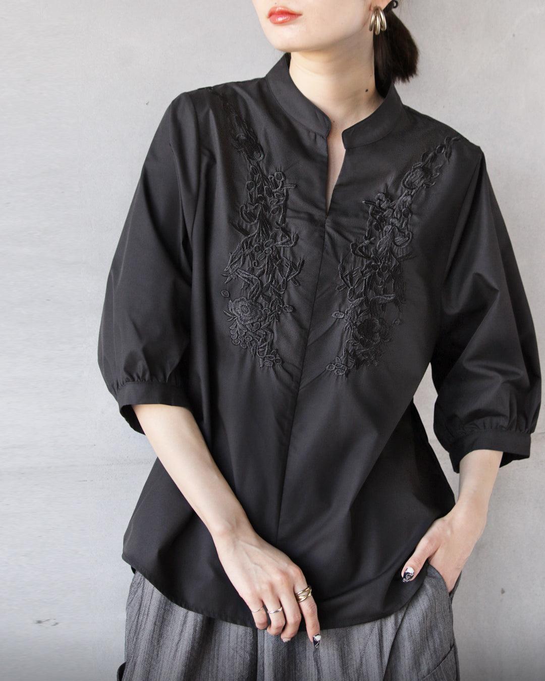 オトナ OTONA 花刺繍で映える、上品トップス （ブラック） ブラック